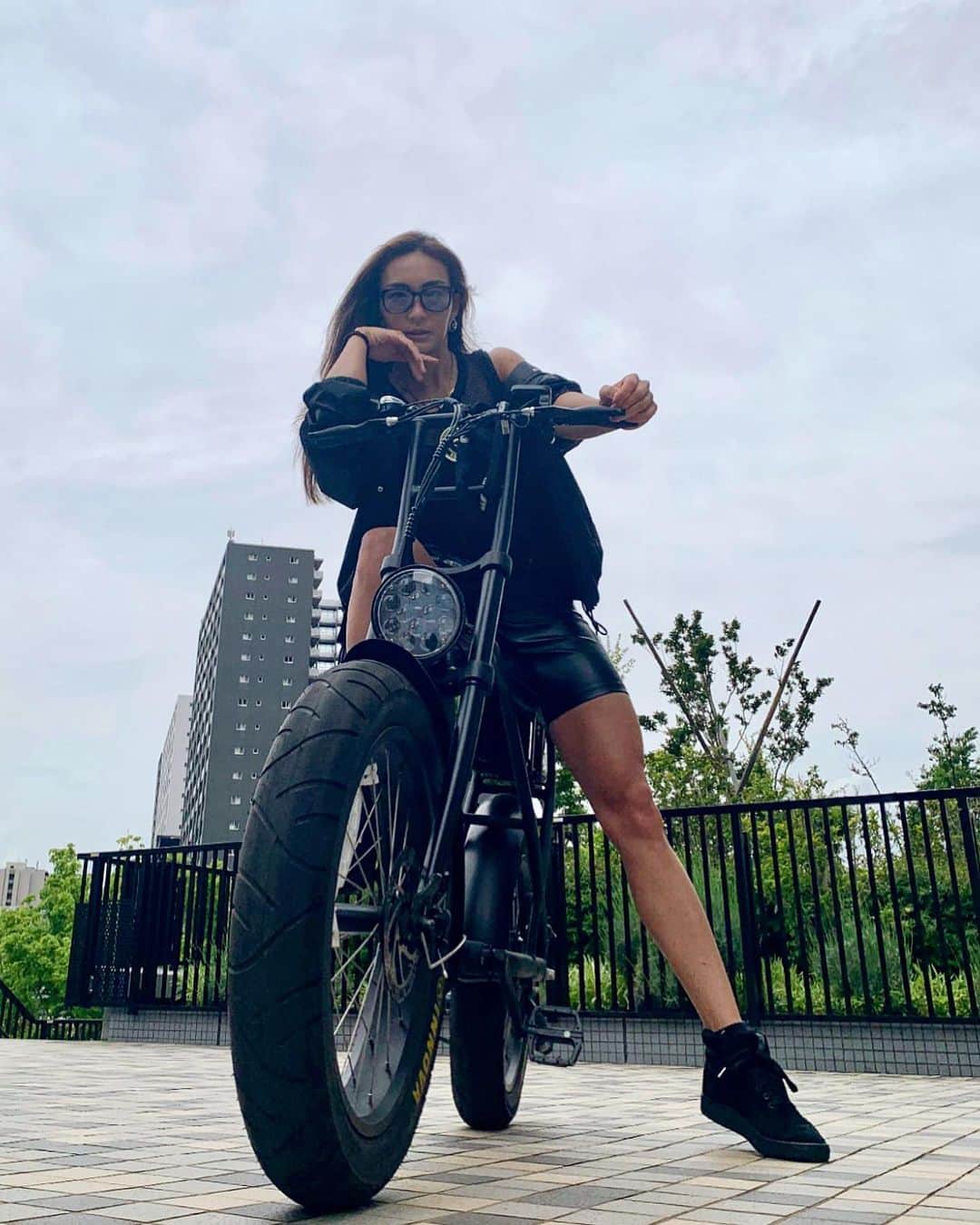 Aya（小山内あや）さんのインスタグラム写真 - (Aya（小山内あや）Instagram)「My Buddy🚲✨ 移動はこの子。一目惚れして購入してからやっと出動開始💨💨 バイクのような電動チャリ君です😎 タイヤごつめのクールな子です✨」5月12日 21時04分 - aya_fitness