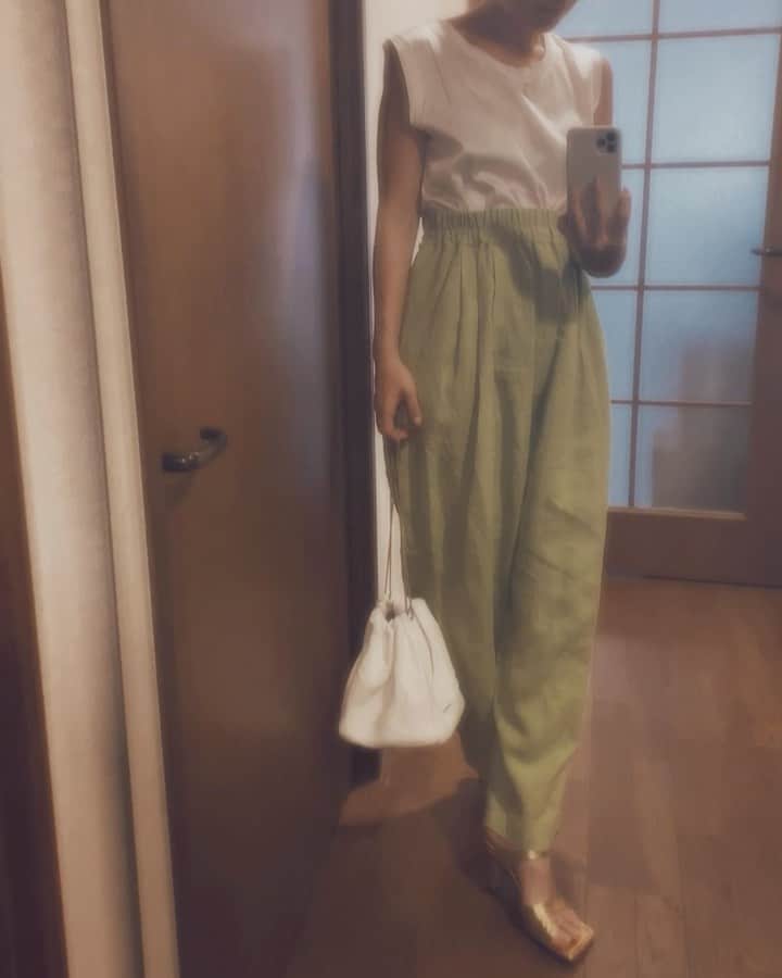 藤田敦子のインスタグラム：「ㅤ @cebalasi のトップス、家着はもちろん 外着にも使える。品良くていい😍 ボトムもお気に入りの @mediam_official」