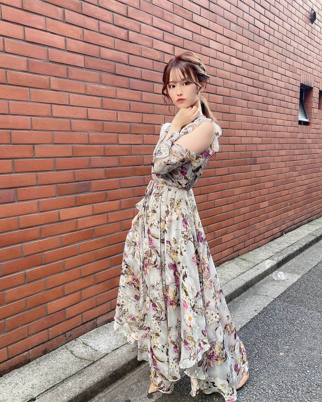 吉田恵美さんのインスタグラム写真 - (吉田恵美Instagram)「久々に私服の投稿を👗 @spicaglow のオフショルワンピース、可愛くてとってもお気に入り！  スカートの裾が歩くたびに揺れて、肌見せもちょうど良いしウエストをリボンで絞れるのでスタイル良く見えます✨  可愛さと綺麗さのバランスがちょうど良くて、デートに着て行ったら間違いないやつだと思います❤️笑  161cmの私でも丈はぴったりくらいなので、身長高めの女の子におすすめです！  クーポンコード 47R5W5A3VVW9 で、割引になるみたいなのでぜひ！  #spicaglow  #spicaglowstyle」5月12日 21時10分 - _yoshida_megumi