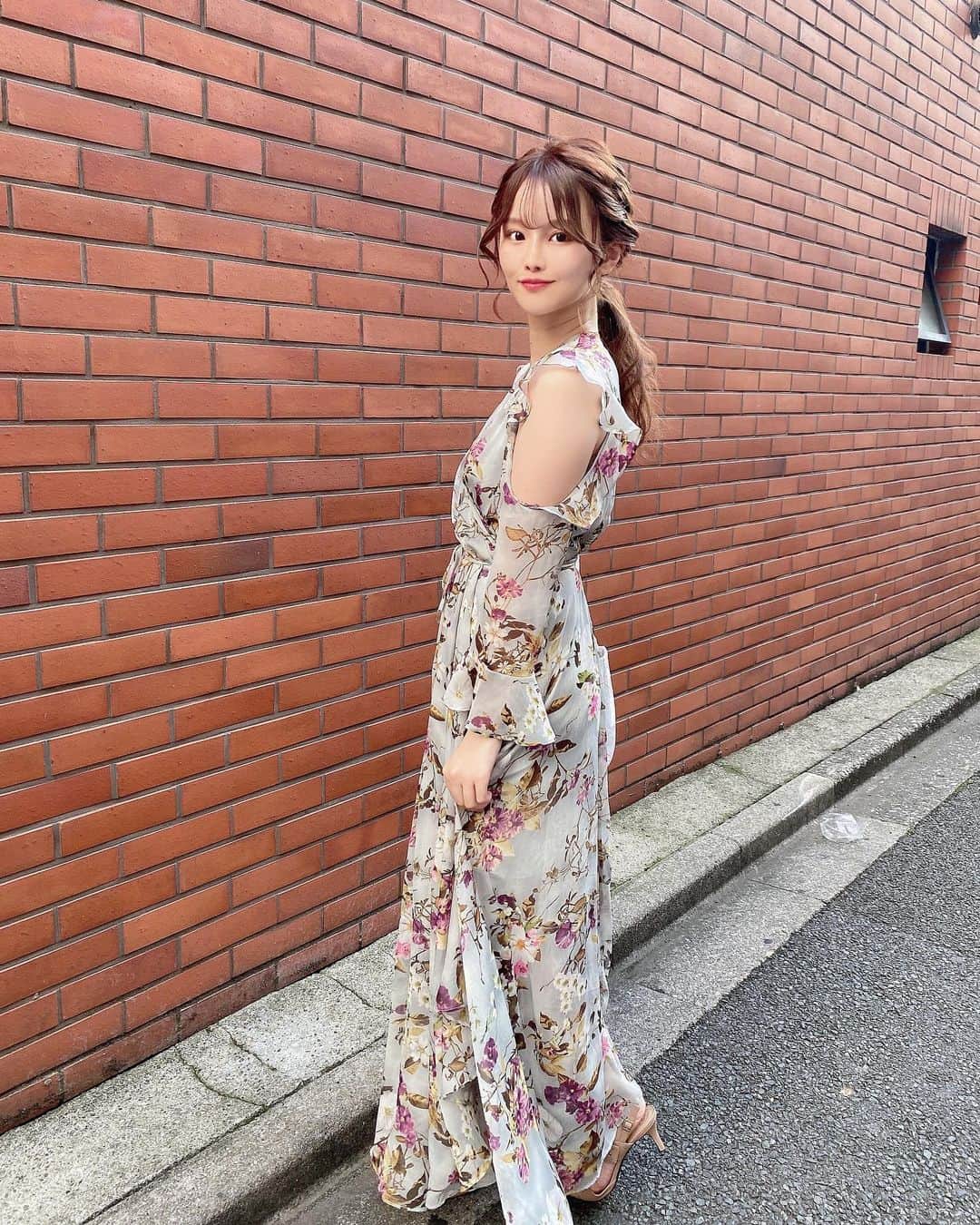 吉田恵美さんのインスタグラム写真 - (吉田恵美Instagram)「久々に私服の投稿を👗 @spicaglow のオフショルワンピース、可愛くてとってもお気に入り！  スカートの裾が歩くたびに揺れて、肌見せもちょうど良いしウエストをリボンで絞れるのでスタイル良く見えます✨  可愛さと綺麗さのバランスがちょうど良くて、デートに着て行ったら間違いないやつだと思います❤️笑  161cmの私でも丈はぴったりくらいなので、身長高めの女の子におすすめです！  クーポンコード 47R5W5A3VVW9 で、割引になるみたいなのでぜひ！  #spicaglow  #spicaglowstyle」5月12日 21時10分 - _yoshida_megumi