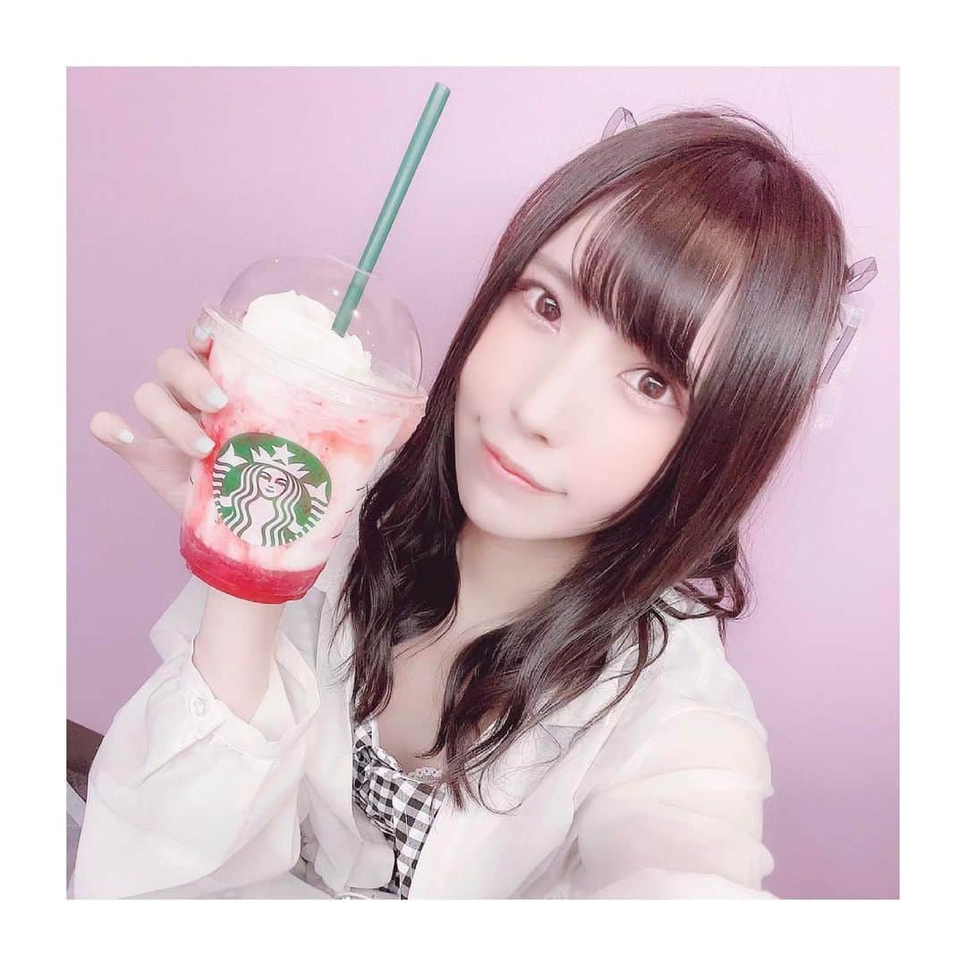 美和花樺のインスタグラム：「. #スターバックス新作 の #ストロベリーフラペチーノ 🍓🥛✨ 美味しすぎたよ〜っっっ🍓幸 . #スタバ #スターバックス #starbucks #starbuckscoffee #starbucksjapan #strawberry #フラペチーノ #strawberryfrappuccino #新作 #ドリンク #drink #cafe #カフェ」