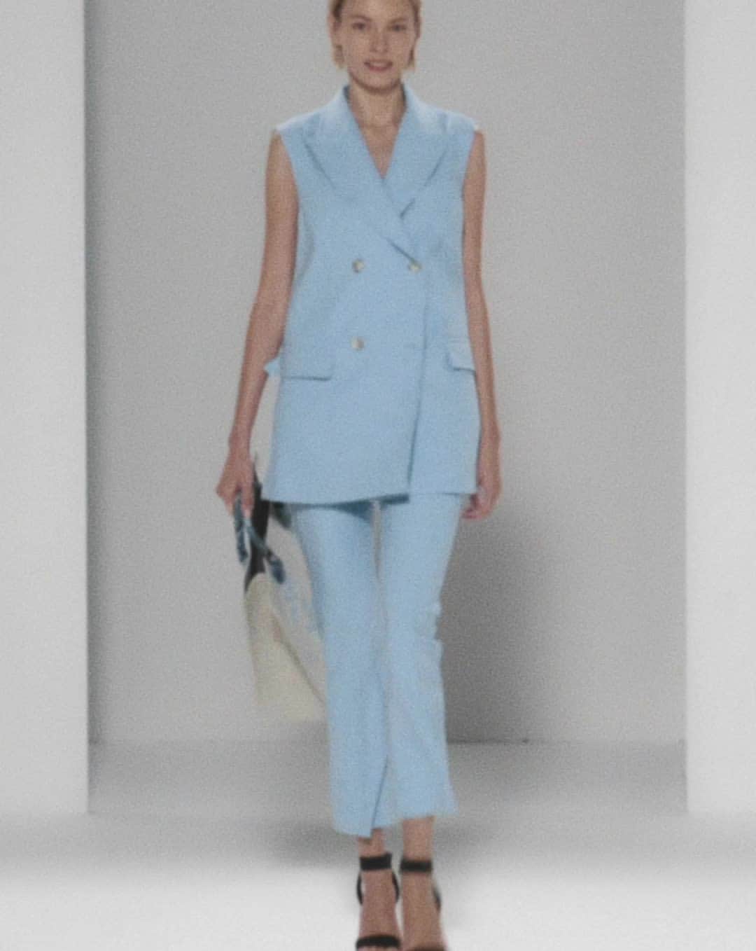 のインスタグラム：「La nostra Spring-Summer collection ti chiama, visita il sito per scoprire tutti gli outfit.⁣ ⁣ #CompagniaItaliana⁣ #cnshareable」