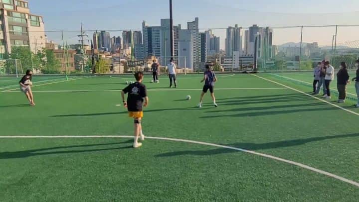 のインスタグラム：「내가 공을 가지고 노는 건지 공이 나를 가지고 노는건지 아직 뭐가 뭔지 하나도 모르지만 마음만은 호날두ㅋ. 연골이 닳아서 그런지 물 차오른 무릎이 말도 잘 안듣는다.  매일 밤 경기장에서 실수하는 꿈을 꾸고 있다. 첫 경기 D-7. 하이힐을 신고 훨훨 날듯이 축구화를 신고서도 그랬으면 좋겠다.   #sbs #골때리는그녀들 #정규편성확정 #6월16일수요일밤첫방송」