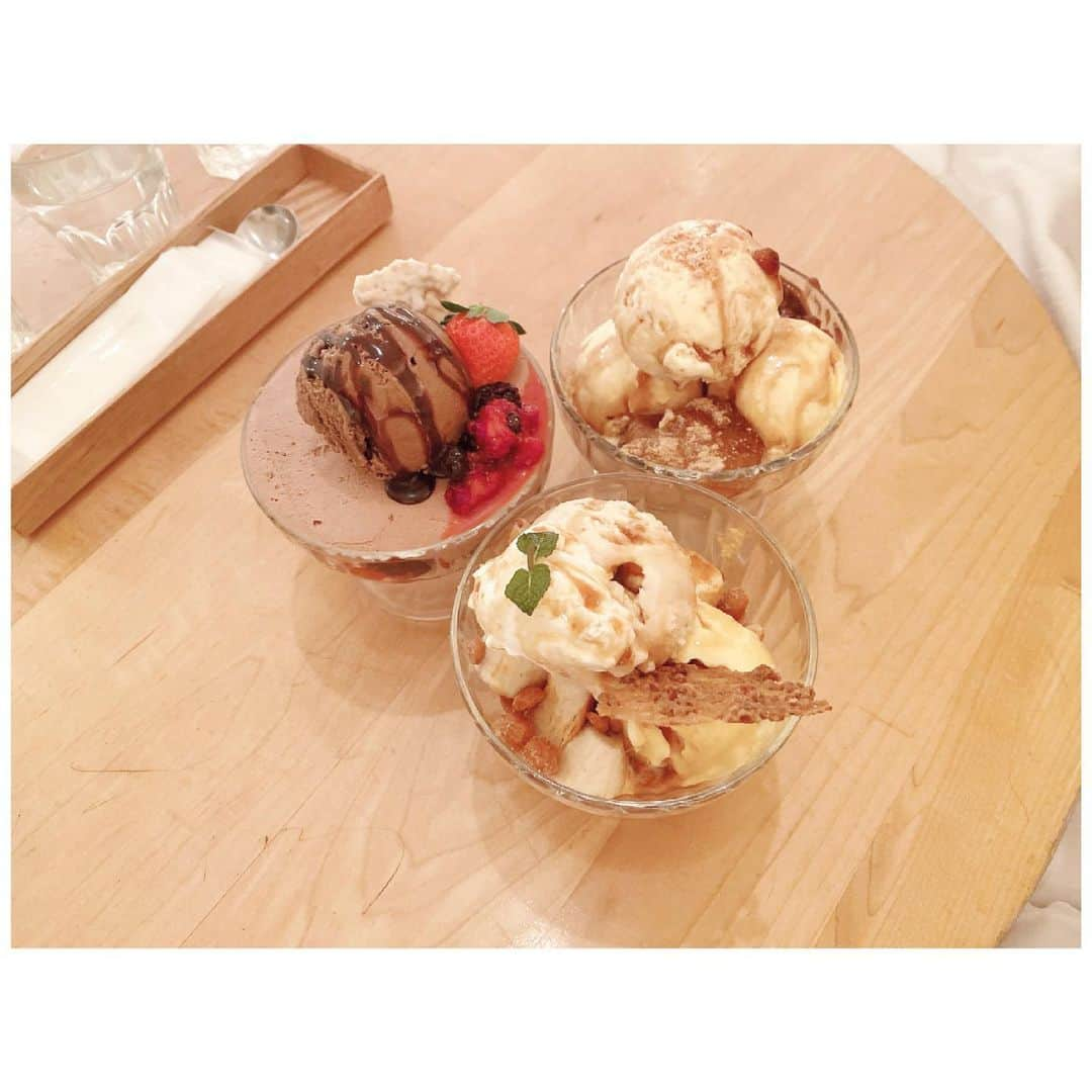 岩田陽菜のインスタグラム：「ここのパフェうんまぁです。﻿ ﻿ ひなはキャラメル頼んだ〜🍨🧡﻿ ﻿ ﻿ ﻿ #カフェ#広島カフェ#広島##Cafe#chanoma#チャノマ#黒蜜きなこ#キャラメル#チョコレート#いちご#パフェ#strawberry#パフェ#アイスクリーム﻿」