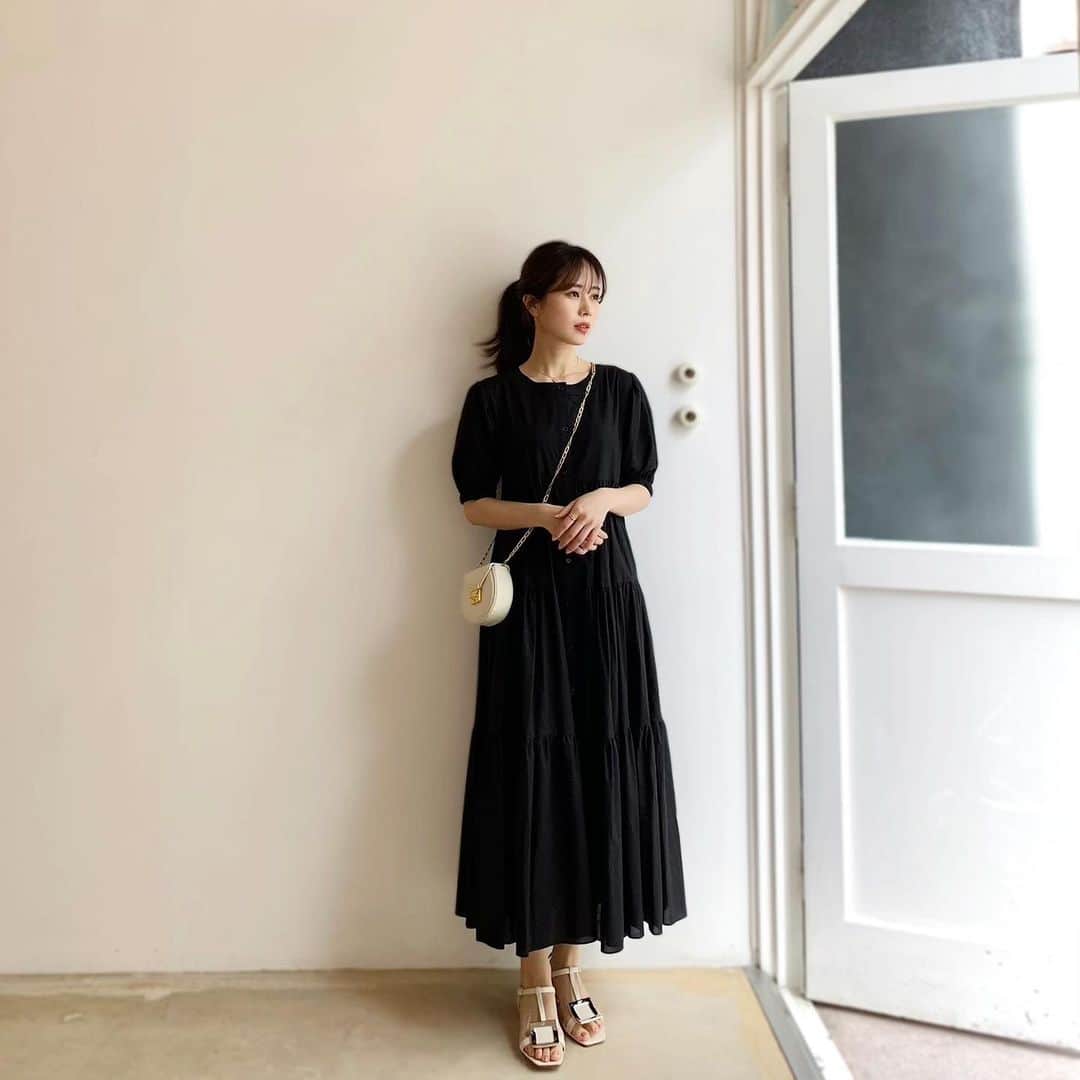 ハンナミのインスタグラム：「✨🕊  onepiece #eneu bag #myeyeko shoes #rogervivier」