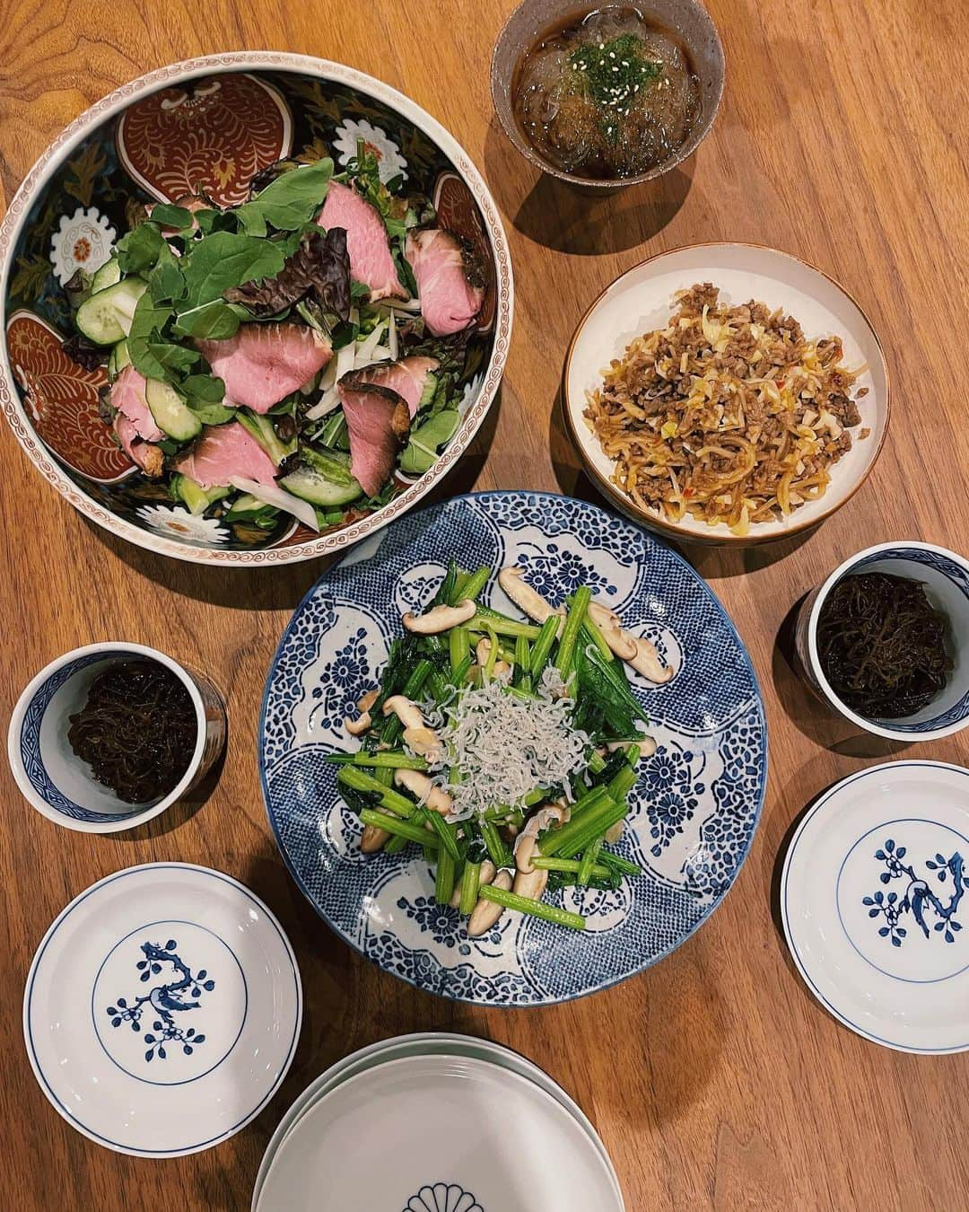 原田沙奈子さんのインスタグラム写真 - (原田沙奈子Instagram)「鉄鍋で餃子した、数日前の食卓。 冷蔵庫整理の日は色味が偏るから少し派手な器に助けられたな☺️  ・餃子 ・サニーレタスとルッコラとセロリときゅうりと焼豚のサラダ ・ほうれん草と椎茸のナンプラー炒めにちりめん ・もずく ・ところてん  我が家は餃子を鉄鍋で焼いて、 そのままテーブルへ、どん！と置いてる。 （焼き目はカリカリだし熱いの続くし） あ、ちなみに、餃子は東京餃子楼の冷凍🥟  この麻婆春雨は母（母の日に）が作ってくれたもの。 プレゼント渡しに行ったら、作ってくれて♡ もう、嬉しくて、美味しくて。  何度か自己流に作ってみても絶対この味にならない。 から、ここはもう、作ってもらうことにした◎←  #おうちごはん#よるごはん #冷蔵庫整理#サナコ_お料理」5月12日 21時56分 - sanakoharada