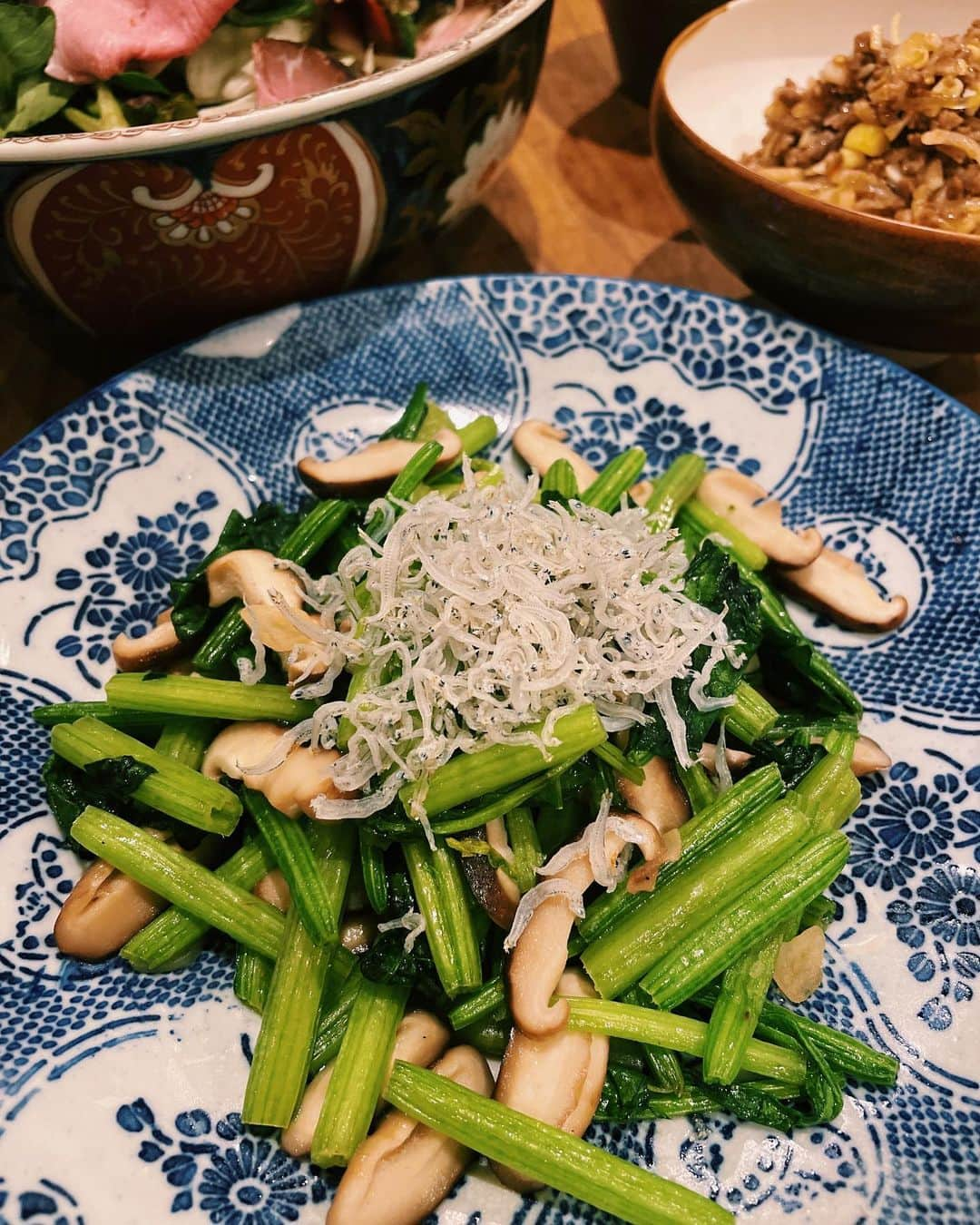 原田沙奈子さんのインスタグラム写真 - (原田沙奈子Instagram)「鉄鍋で餃子した、数日前の食卓。 冷蔵庫整理の日は色味が偏るから少し派手な器に助けられたな☺️  ・餃子 ・サニーレタスとルッコラとセロリときゅうりと焼豚のサラダ ・ほうれん草と椎茸のナンプラー炒めにちりめん ・もずく ・ところてん  我が家は餃子を鉄鍋で焼いて、 そのままテーブルへ、どん！と置いてる。 （焼き目はカリカリだし熱いの続くし） あ、ちなみに、餃子は東京餃子楼の冷凍🥟  この麻婆春雨は母（母の日に）が作ってくれたもの。 プレゼント渡しに行ったら、作ってくれて♡ もう、嬉しくて、美味しくて。  何度か自己流に作ってみても絶対この味にならない。 から、ここはもう、作ってもらうことにした◎←  #おうちごはん#よるごはん #冷蔵庫整理#サナコ_お料理」5月12日 21時56分 - sanakoharada