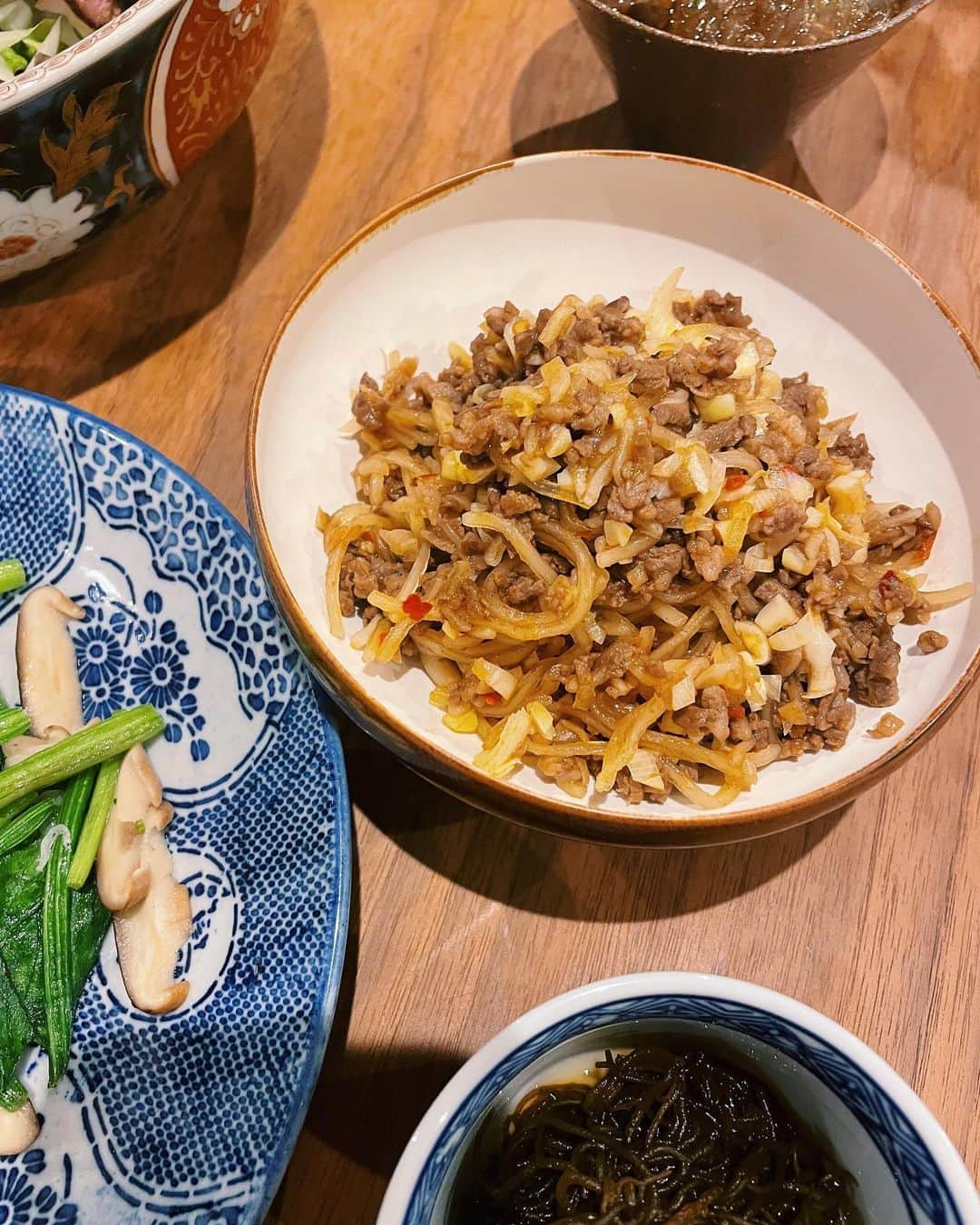 原田沙奈子さんのインスタグラム写真 - (原田沙奈子Instagram)「鉄鍋で餃子した、数日前の食卓。 冷蔵庫整理の日は色味が偏るから少し派手な器に助けられたな☺️  ・餃子 ・サニーレタスとルッコラとセロリときゅうりと焼豚のサラダ ・ほうれん草と椎茸のナンプラー炒めにちりめん ・もずく ・ところてん  我が家は餃子を鉄鍋で焼いて、 そのままテーブルへ、どん！と置いてる。 （焼き目はカリカリだし熱いの続くし） あ、ちなみに、餃子は東京餃子楼の冷凍🥟  この麻婆春雨は母（母の日に）が作ってくれたもの。 プレゼント渡しに行ったら、作ってくれて♡ もう、嬉しくて、美味しくて。  何度か自己流に作ってみても絶対この味にならない。 から、ここはもう、作ってもらうことにした◎←  #おうちごはん#よるごはん #冷蔵庫整理#サナコ_お料理」5月12日 21時56分 - sanakoharada