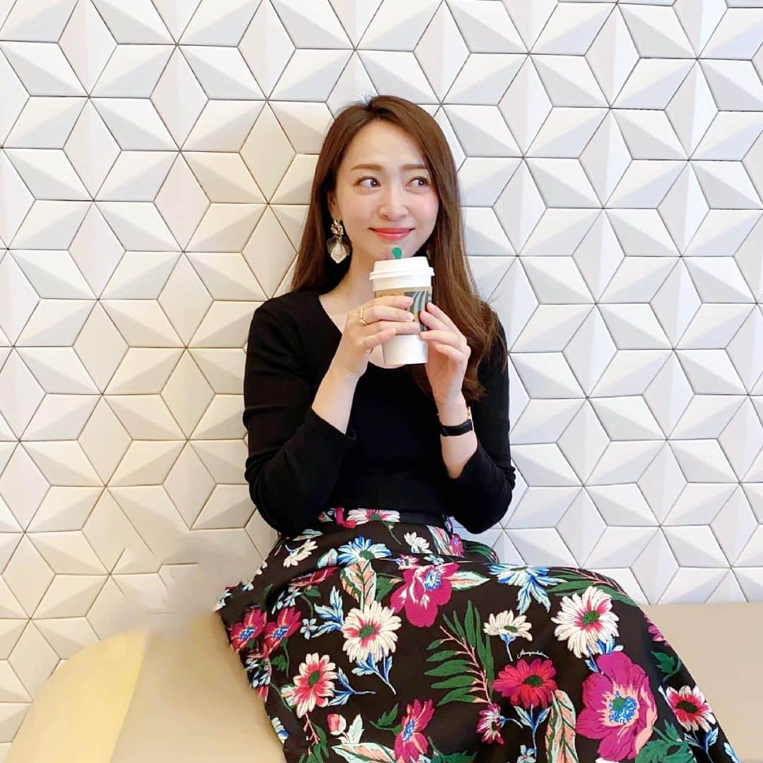 磯部奈央さんのインスタグラム写真 - (磯部奈央Instagram)「お友達とカフェタイム☕️  . 飲み物を飲むタイミングで、せっかくならと、前に紹介した、アルフェ ホワイトプログラムを溶かしたくなるようになりました😋☕️ . スティックタイプで持ち運べるので、スタバのドリンクにも入れたりしてます😁 . .  でも、お家で紅茶に混ぜて、ホッとひと息つくことが1番多いです🥰  家事や育児の合間にも飲める、手軽な美容習慣だから、続けられてます🙌🏻  . . #アルフェ#ALFE#ホワイトプログラム#くちどけパウダー#コラーゲン#鉄分#プラセンタ#美容成分#インナーケア#インナービューティ#石井美保さん#大正製薬#PR#ママ#コラーゲンパウダー」5月12日 22時21分 - nao_isobe729