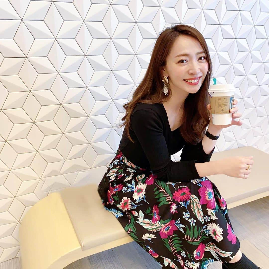 磯部奈央さんのインスタグラム写真 - (磯部奈央Instagram)「お友達とカフェタイム☕️  . 飲み物を飲むタイミングで、せっかくならと、前に紹介した、アルフェ ホワイトプログラムを溶かしたくなるようになりました😋☕️ . スティックタイプで持ち運べるので、スタバのドリンクにも入れたりしてます😁 . .  でも、お家で紅茶に混ぜて、ホッとひと息つくことが1番多いです🥰  家事や育児の合間にも飲める、手軽な美容習慣だから、続けられてます🙌🏻  . . #アルフェ#ALFE#ホワイトプログラム#くちどけパウダー#コラーゲン#鉄分#プラセンタ#美容成分#インナーケア#インナービューティ#石井美保さん#大正製薬#PR#ママ#コラーゲンパウダー」5月12日 22時21分 - nao_isobe729