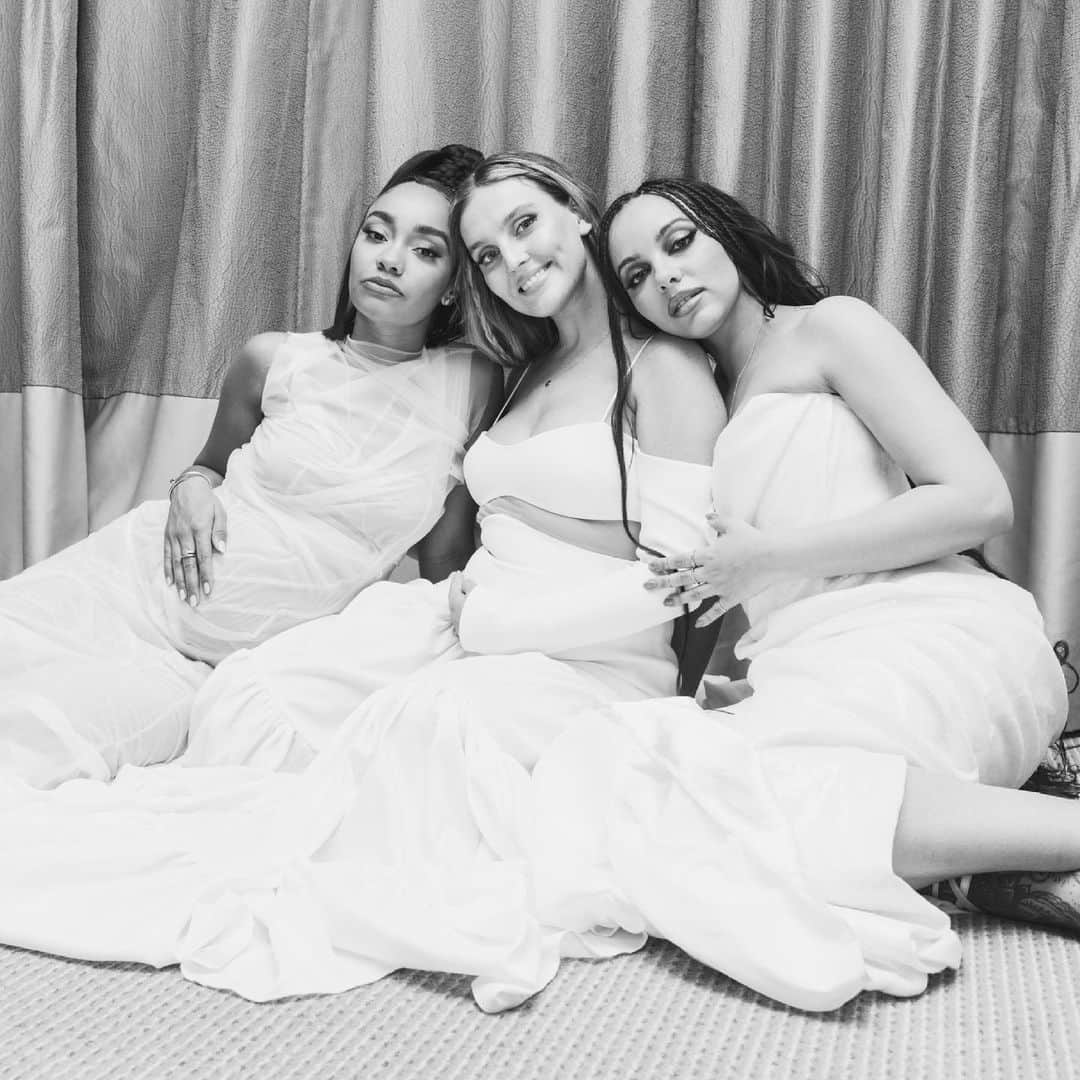 ペリー・エドワーズさんのインスタグラム写真 - (ペリー・エドワーズInstagram)「On cloud 9 ☁️ To win best group after a decade of being together with my sisters means the world to me! We just made history together 🖤 @brits」5月12日 22時27分 - perrieedwards