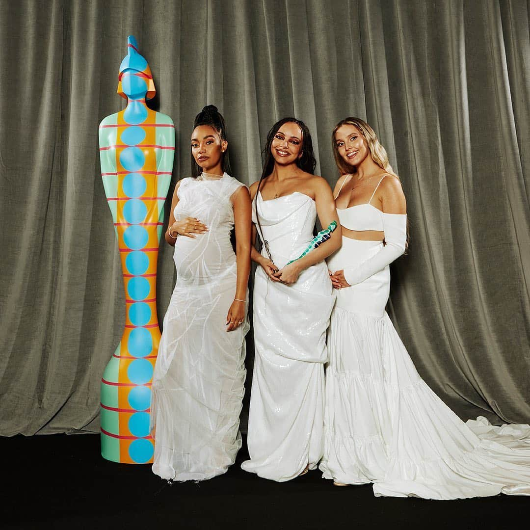 ペリー・エドワーズのインスタグラム：「On cloud 9 ☁️ To win best group after a decade of being together with my sisters means the world to me! We just made history together 🖤 @brits」