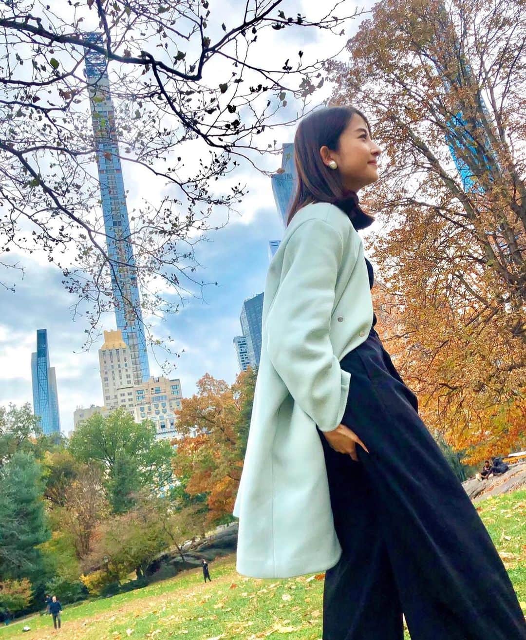 のインスタグラム：「今夜もアトロク @after6junction  ありがとうございました📻  高橋久美子さんによる音紀行 リスナーさんからの投稿も含めて いろいろなところに連れて行ってもらいました✈︎  ガイドブックを開くよりも、 その音を聞いてみると、 見えてくる、香りがする、温度や風を感じる… 五感が刺激されるようでした。  旅がしたい！その気持ちが 音で満たされた気がします。  放送で紹介した ニューヨーク・セントラルパークのスタンドバイミーを映像ですが載せておきますね。 目を瞑った方が、見えるかも。  1枚目の写真は、 芝生に座ってたら、冷たくなった〜の絵です。笑 もう2年前かー！」