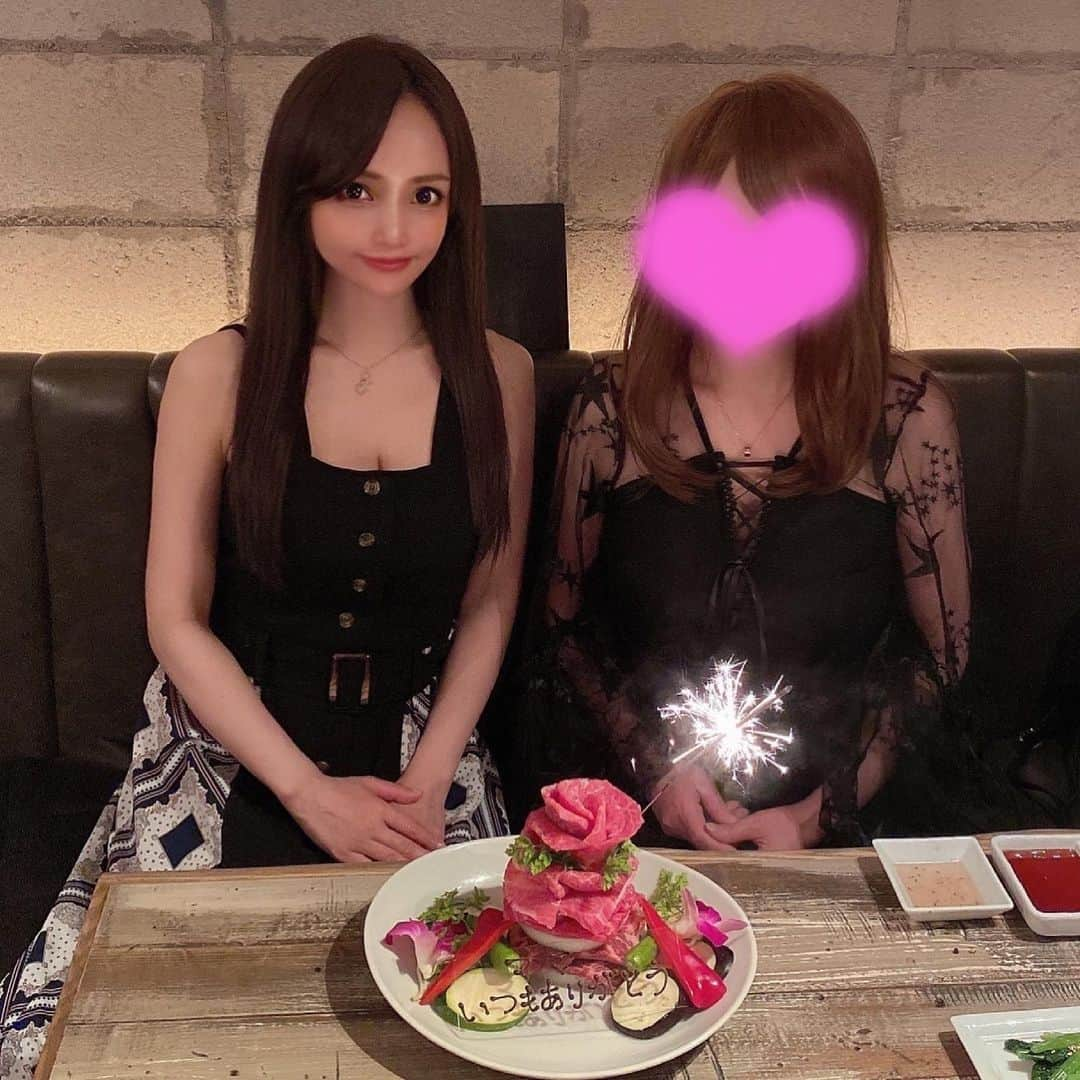 宇佐美あいりのインスタグラム：「先日の母の日👩💖  今年はママの好きな焼肉🥩と欲しがってたネックレス💎 をプレゼント🎁したにゃり☺️💕  ママいつもありがとう🥺💖 シャイなので言えないけど 大好きにゃん(⸝⸝⸝ᵒ̴̶̷̥́ ᵕ ก̀⸝⸝⸝)ෆ  これからも若く美しい 自慢のママでいてね✨  そしてあいりんが死ぬまで 長生きしてね🙈💓わら  #母の日#肉プレート#お祝い#焼肉#プレゼント#ネックレス #親孝行#キンタン#kintan#代官山instadaily#instalike#igers #selfie#instagood#pleaselike#followme#japanesegirl」