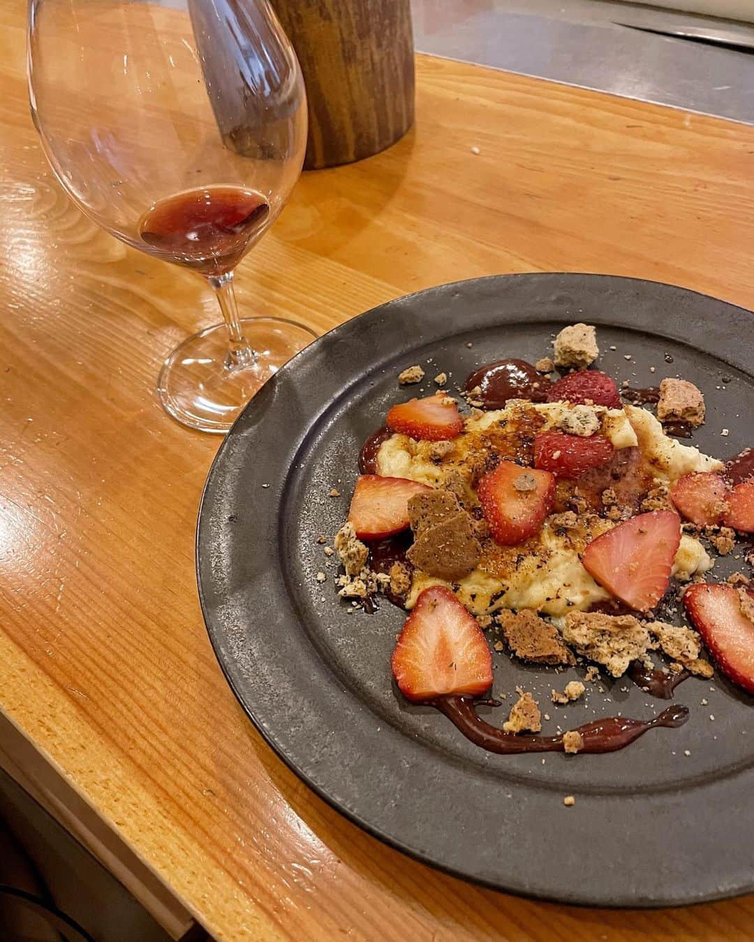 辰巳奈都子のインスタグラム：「初SOYA🍴デザートは苺のグラタン🍓 ひとりご飯大好き♡ パンは紙袋に入ってサーブされて可愛いし、マッシュルームのポタージュの中に温かいブラータチーズは斬新やった。 ちなみにワインの優勝は4枚目のOracolo🧚🏻‍♀️ 好みの凝縮感でオレンジ手前の味。  競輪の生放送のお仕事の後、急に食のスイッチが入ってしまい… 飲み過ぎたし、食べ過ぎ でも夜はまだ続くのであった…」