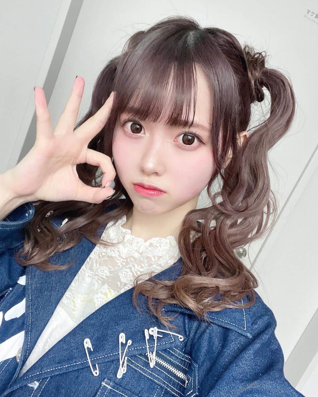 のインスタグラム：「デニムはどうですか？💙  この色いいよね♡♡ デニム持ってるかな？🤍🥺  愛を知る衣装Ver.⌒*(„❛ ֊ ❛„)*⌒  ライブ後で顔が暑いです🤯 ‎(ᐡ o̴̶̷̤ ﻌ o̴̶̷̤ ᐡ)  #ヘアアレンジ #ヘアアレ #ツインテール #ツインテ #セーラームーンヘア #衣装 #デニム #ラストアイドル #japanese #kawaiigirl #japanesegirl #japaneseidol」