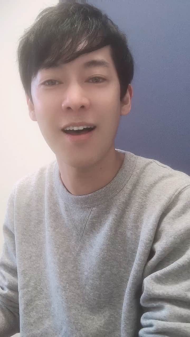 松阪ゆうきのインスタグラム：「中々お会い出来る機会もないので、  1発撮り🎥(最近流行りでしょ😎) (マイクも🎤ないから音悪だがw)  自分の2018年の曲 『母なる大地の子守唄』弾き語りしてみました。  よく眠れますように😎 おやすみなさい💤😴  もう泣くのはおよし ふるさとが　あるじゃないか 緑なす山　川のせせらぎ お前が生まれた　美しい町 ここにいるよ　覚えておけ あたしどこにも　行きはしないさ 眠れぬ夜に　聴こえてくるよ 母なる大地の子守唄  俺の空 (Bタイプ) に収録 https://www.amazon.co.jp/dp/B079B5KHS5/ref=cm_sw_r_em_api_glc_i_5DM03BSRDY3WTM354QRZ  #松阪ゆうき #thefirsttake #弾き語り #母なる大地の子守唄」