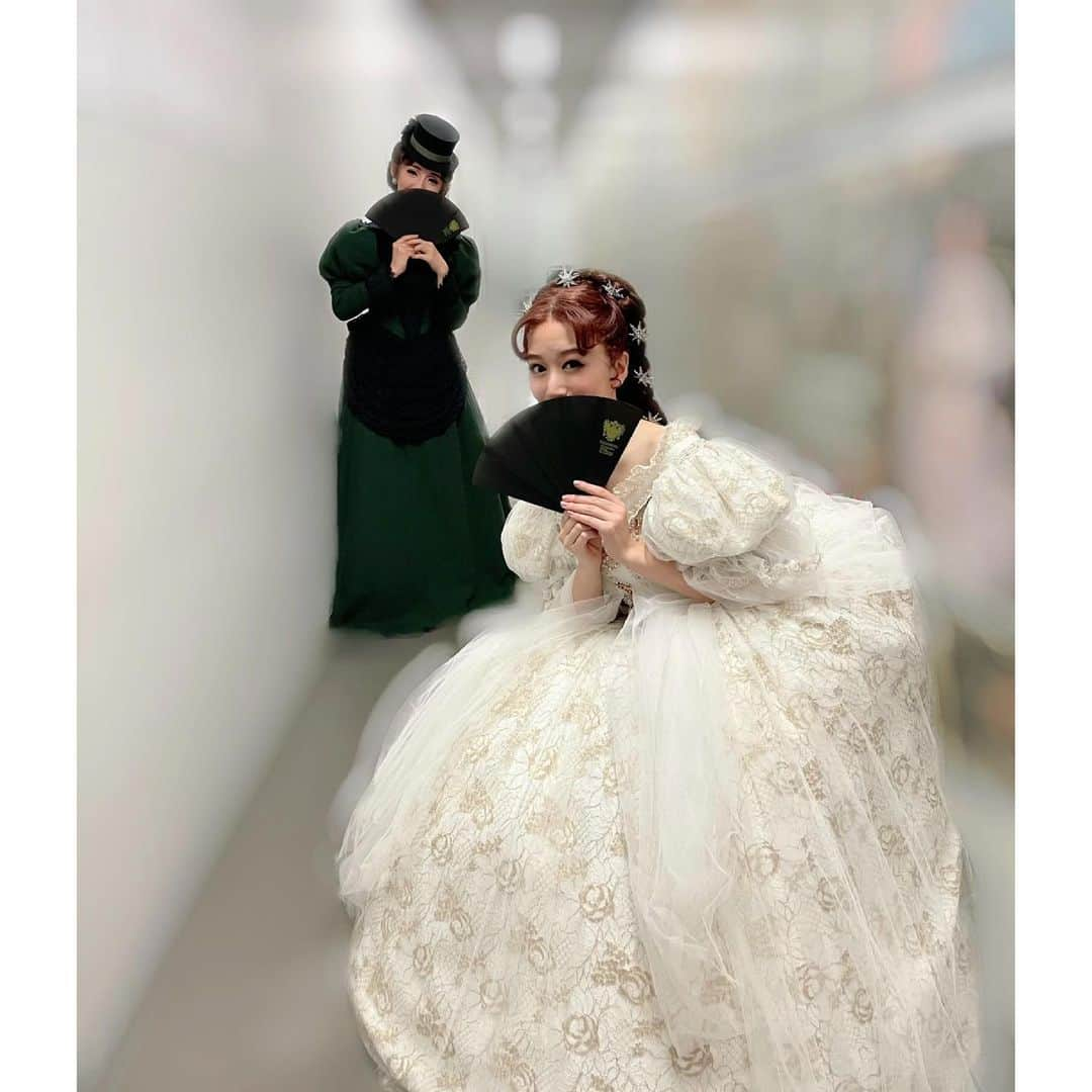 咲希あかねさんのインスタグラム写真 - (咲希あかねInstagram)「かのちゃんエリザベート🥺✨ #花乃まりあ ちゃん  花組コスチュームver.🌸 1幕ラストのエリザベートの衣装ってボリューム感が好きなの✨ あと#シシィスター がキラキラしてて、これこれーーってときめく✨  とにかく可愛い可愛い花乃ちゃん🥺💕 舞台稽古で、出る袖を間違えそうになって、 こっちだよって伝えたら、 テトテト近寄ってきて、小声＆上目遣いで、 『間違えちゃった…🥺』  。。。可愛すぎやろ#うさぎみたい #この可愛さ #伝わってるかな  でも花乃ちゃんのエリザって可愛いだけじゃなく、どこか大人で品がある。 感情の全てを表に出さないが故に、その心を知ると切なくなり、ぶわっと感情が出た時に引っ張られる… 素敵だなぁと見つめておりました😌#スターレイ   カーテンコールで明日海さんとまたこうして組めることに泣いてる姿も可愛かった✨ #昇天の場面#抱きつく姿にうるっとしたよ😢#in下手袖  #エリザベート #ガラコンサート #宝塚 #宝塚og #花組」5月12日 23時54分 - akane_saki