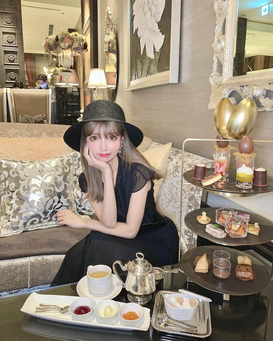 のインスタグラム：「ニューヨークラウンジで カフェした時の写真🥺💓 時系列バラバラすぎ！ . 絶賛ダウンタイム中やから 載せる写真なくなってきてるから 過去の写真載せていきます🤞💕笑 . 帽子/rienda ワンピース/GRL . #ニューヨークラウンジ #カフェ#アフタヌーンティー#映えスポット#インターコンチネンタル#コーデ#コーディネート#コーデ記録」
