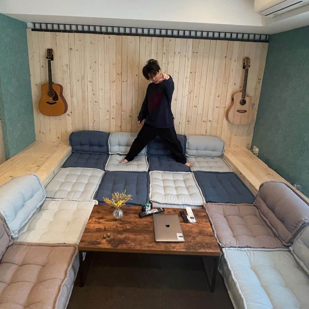 優里さんのインスタグラム写真 - (優里Instagram)「新しい部屋かっこいい！笑  寝癖ひどい」5月13日 0時28分 - yuuri__music__official