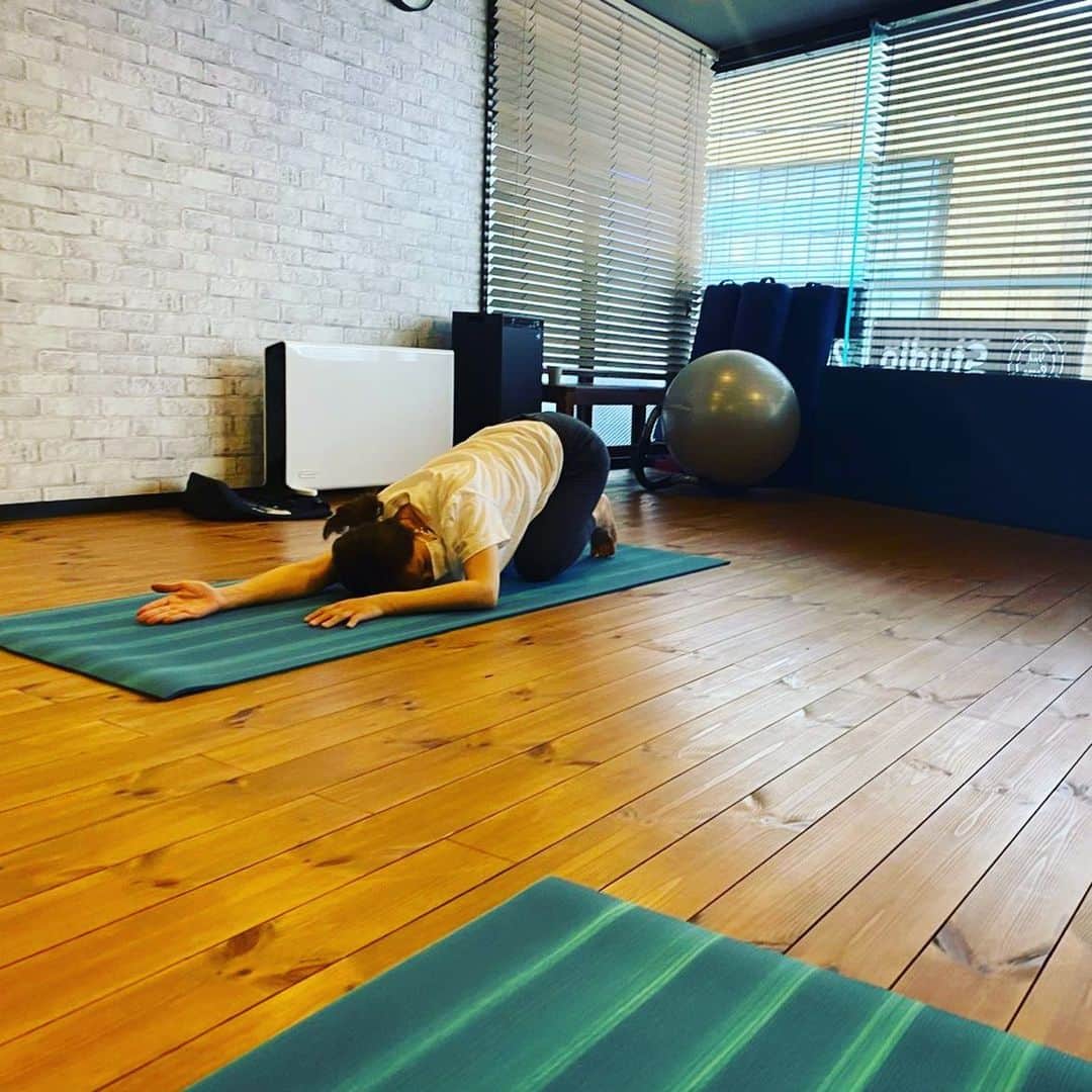 笛木優子さんのインスタグラム写真 - (笛木優子Instagram)「一応ヨガしてる私です…  カタカタ星人なんですが、どうやったら体が柔らかくなりますかね😂お酢を飲む以外の方法で何か良いのがありましたら教えてください🤣  たまに無性に31のアイス食べたくなります🍦 韓国ではベスキンラビンスて言います。サーティワンだと通じません。 いらん情報でした。」5月13日 10時14分 - yukofuekiyumin