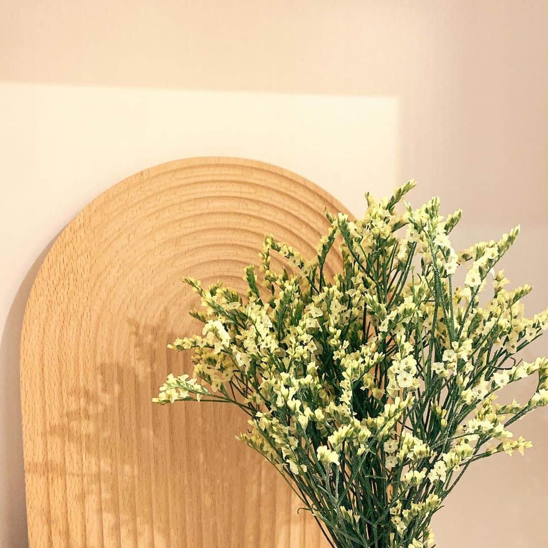 山崎怜奈さんのインスタグラム写真 - (山崎怜奈Instagram)「. 　 誕生花がカスミソウと知ってから、 小さくてさりげないお花が好きになりました。  写真のお花は友人にもらったブーケに 入っていたんだけど、名前がわからない🤔」5月13日 10時39分 - rena_yamazaki.official
