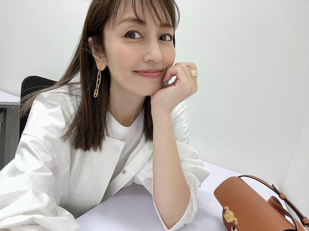 矢田亜希子さんのインスタグラム写真 - (矢田亜希子Instagram)「昨日今日と4時半起き‼︎ 今日はセルフメイクで早朝から撮影しています‼︎ #ロケ#早朝#セルフメイク#4時半起き#セルフメイクは15分#雨#寒い」5月13日 10時49分 - akiko_yada