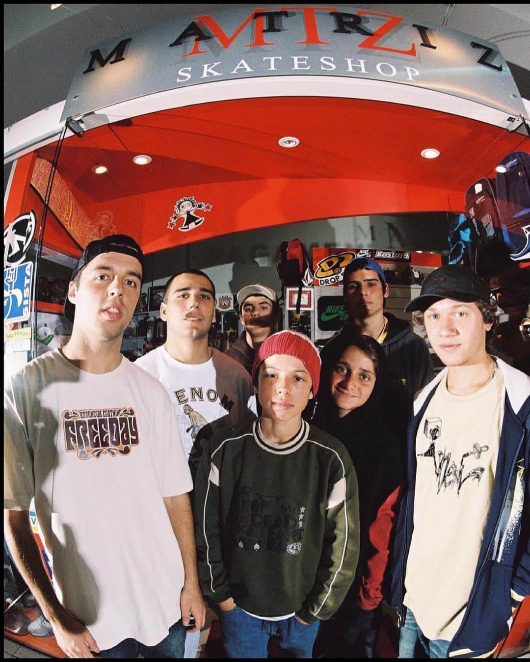 ルアン・オリベイラのインスタグラム：「Feliz 20 anos familia @matrizskateshop obrigado por tudo que vocês fizeram e fazem por mim e pelo o skateboard mundial... Maior respeito e admiração por fazer parte dessa familia e viver muitos momentos com vocês... Que venham mais 20 anos!  Desde 2001 até o infinito!   Happy 20 years @matrizskateshop family... Thank you so much for what you guys done and still do for me and the skateboard family.  Much love and respect for been part of this family and to get the chance to spend time with you guys and make history together!  Since 2001 til infinity! ❤️🛹 #Famigliamatriz  @cezargordo  @marcuscida  @rodrigotx  @carlosiqui  @lucasrabelo  @guizolinstag  @matrizskateshop」