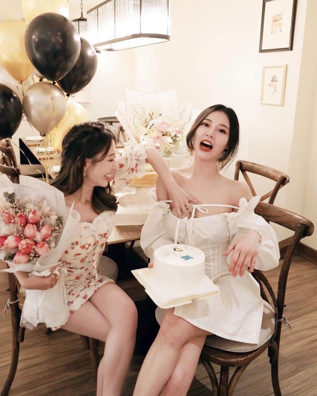 張香香のインスタグラム：「看妳是壽星才給妳的福利知道ㄇ☺️🤣 @eatzzz7 我滴矮妹生日快樂🎂❤️😚」