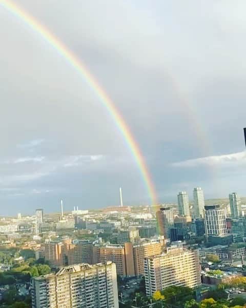 アヤカ・ウィルソンのインスタグラム：「___ Wanna shear some happiness with you all🌈✨  みんなにいい日が訪れますように。。  #happiness #forever  #rainbow  #虹 #幸せ広がれ ♥️」