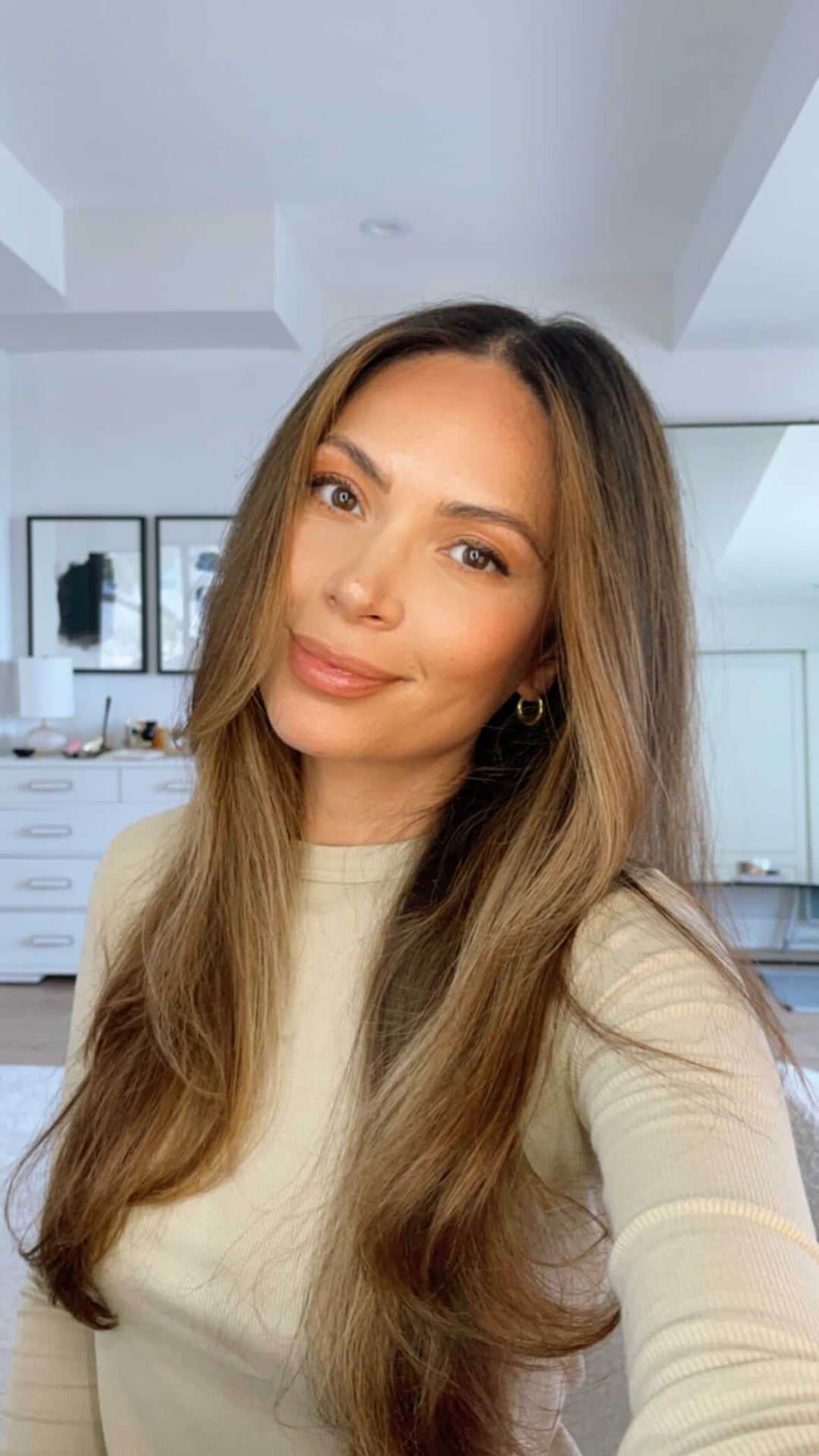 Marianna Hewittのインスタグラム：「using the @dysonhair airwrap with the smoothing brush attachment」