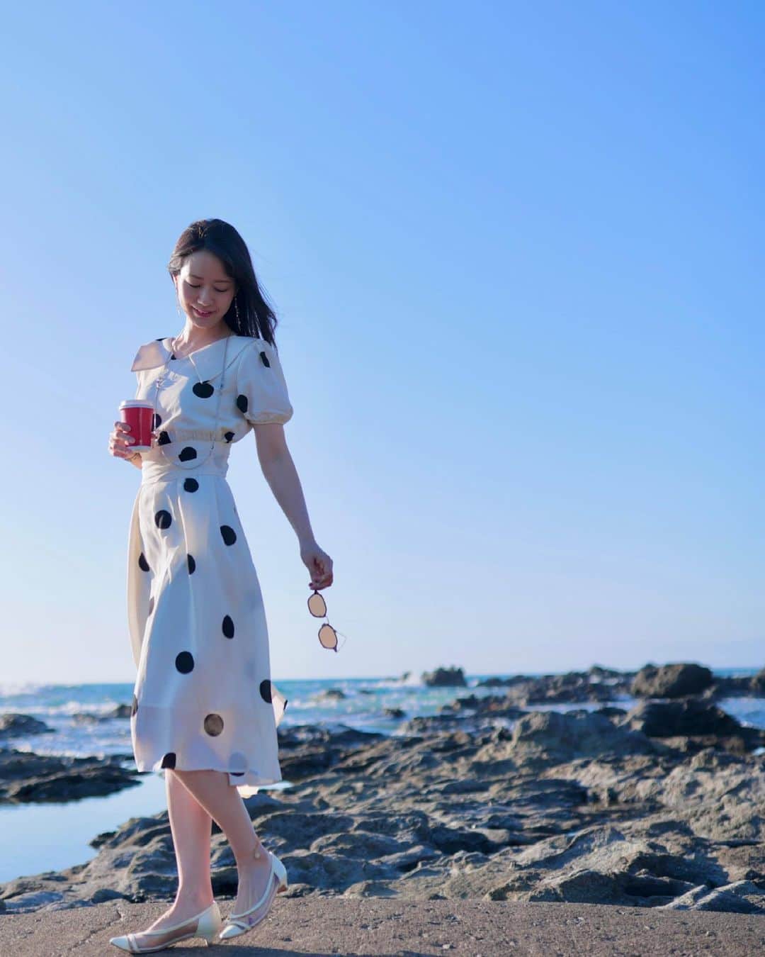 のインスタグラム：「👗💞  💋フレンチガーリー✨  もう暖かくなってきたから  半袖ワンピース👗✨  ✨ シンプルなファッションが昔から大好き💕  ✨✨✨  好きな服を着てカメラ向けられると  心が踊り出しちゃう🥰💋  白が大好き☺️ ワンピース大好き💗  風のなびき方で ワンピースの柔らかさが伝わるといいなぁ👗💞  動きやすいワンピースだから お転婆の私でも沢山動けちゃう🤗💕  エスコートされたデートを妄想しよ〜っと👫👭💗  @lapomme_officialshop @lapommepetit   #lapomme  #フレンチガーリー  #フレンチ  #french  #ファッション  #ファッションコーデ  #fashion  #インスタファッション  #コーデ  #Japanese  #お洒落  #服  #アパレル  #photography  #photo    #吉山りさ  #フリーモデル  #写真  #動画  #モデル  #温泉女子  #デートコーデ  #ワンピース  #夏コーデ  #海  #apparel」