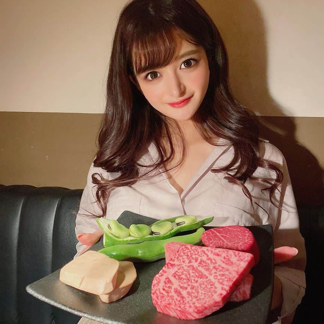 ひなたまりんのインスタグラム：「ママとランチしてきたよ🥩 コロナ怖いから絶対個室がいいって言われて @ushigoro_yakiniku の表参道店は 個室がひとつしかないから個室がいっぱいある うしごろバンビーナ銀座店に行ったよ！ あんまりお肉の部位詳しくないから ちょっとずついろんな部位食べれる 季節のコースにしたよ👌🏻 目の前で焼いてくれるし 他の店舗よりいろいろ食べれて満足💓 コースの中にパスタやリゾットがあって 焼肉屋さんじゃないみたいだった🤣 次はうしごろSが気になるから行く予定💭 #ushigoro #ushigorobambina #ginza #yakiniku #うしごろ #焼肉うしごろ #うしごろバンビーナ #銀座ランチ」