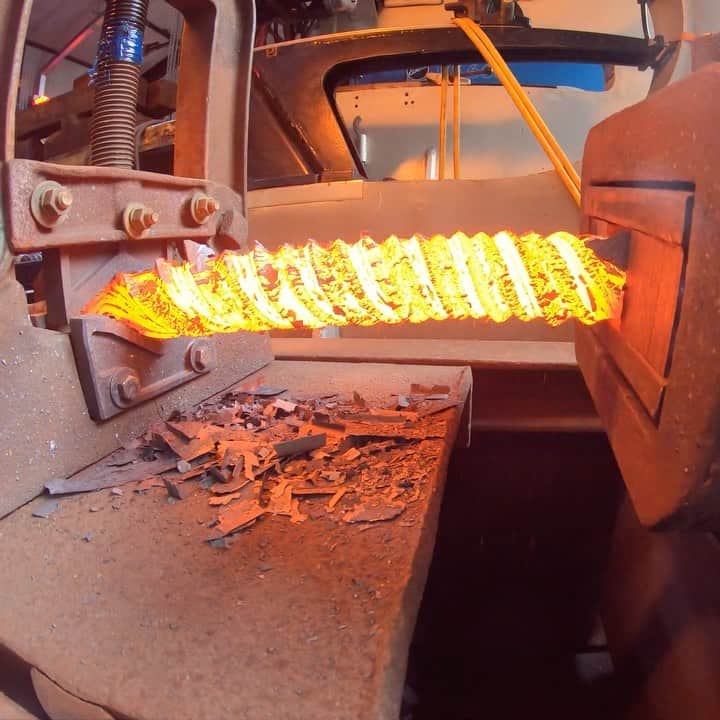 ウエストコーストチョッパーズのインスタグラム：「Easy Peazy!  This machine doesn’t even break a sweat.  Twisting up a 2.5” thick X 18.00” long bar of 500 layer stainless steel Damascus on Albert Paleys twisting machine. This piece will then be cut and forged into rectangular shape and used for a JJFU Frame/Slide/grip billets. Should make for a beautiful pattern🤞🏽🤞🏽  #jessejames」