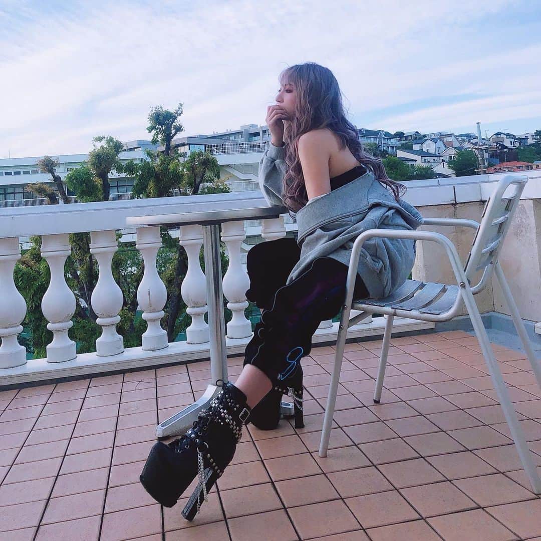 桜井莉菜さんのインスタグラム写真 - (桜井莉菜Instagram)「🏴‍☠️ @black_riina 🏴‍☠️ 1日水2リットル飲むのって まじでむり。」5月13日 8時01分 - rina__sakurai