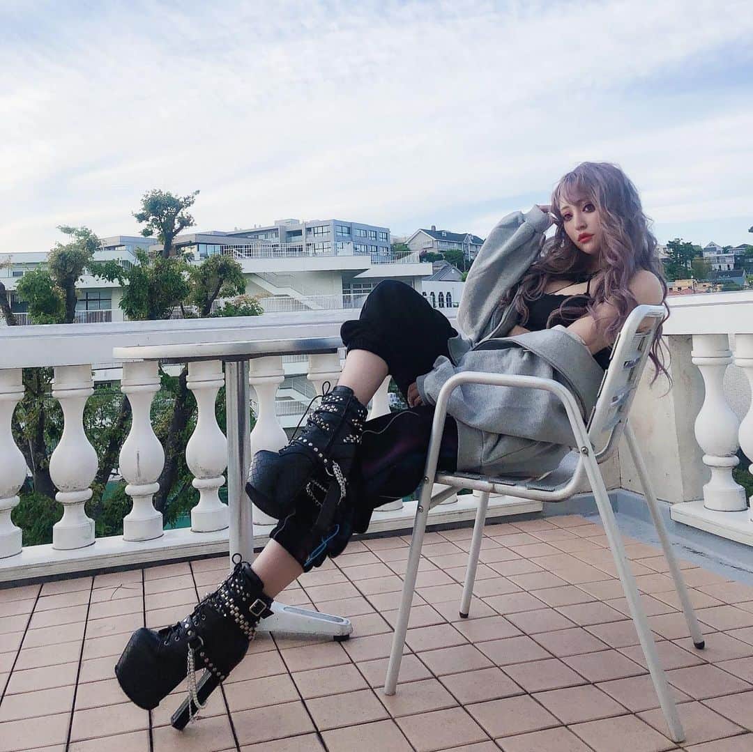 桜井莉菜さんのインスタグラム写真 - (桜井莉菜Instagram)「🏴‍☠️ @black_riina 🏴‍☠️ 1日水2リットル飲むのって まじでむり。」5月13日 8時01分 - rina__sakurai