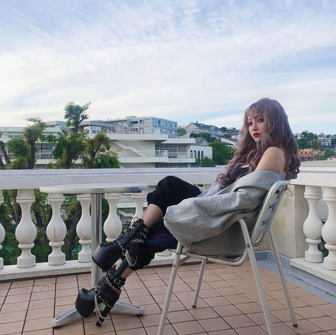 桜井莉菜さんのインスタグラム写真 - (桜井莉菜Instagram)「🏴‍☠️ @black_riina 🏴‍☠️ 1日水2リットル飲むのって まじでむり。」5月13日 8時01分 - rina__sakurai