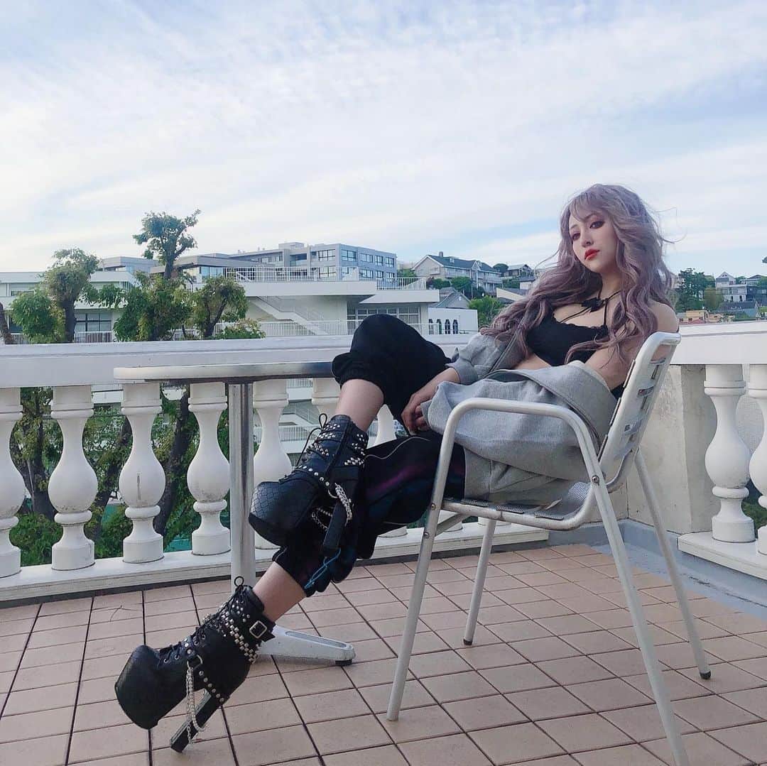 桜井莉菜さんのインスタグラム写真 - (桜井莉菜Instagram)「🏴‍☠️ @black_riina 🏴‍☠️ 1日水2リットル飲むのって まじでむり。」5月13日 8時01分 - rina__sakurai