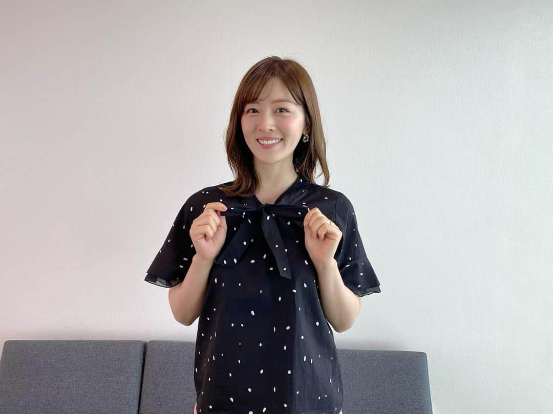 中村秀香のインスタグラム：「今朝は #すまたん  めずらしく パワーアナウンサー #大野晃佳 アナと一緒でした💪笑  衣装は、 胸のリボンが可愛らしかったです🎀 @sumatanentame」