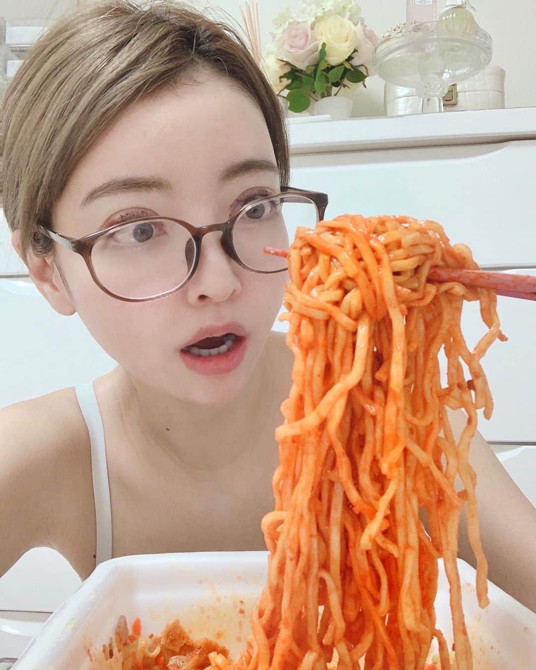 吉川ちかさんのインスタグラム写真 - (吉川ちかInstagram)「ダウンタイム中でも インスタ映えしたいっっっ☹️💓 . そんな気持ちが表れた写真です。笑 . #ダウンタイム#ダウンタイム中#絶賛ダウンタイム中#ダウンタイム5日目#北極やきそば#北極焼きそば #焼きそば」5月13日 8時38分 - yoshikawachika_1116