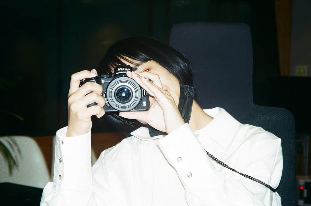 山之内すずさんのインスタグラム写真 - (山之内すずInstagram)「まる子が撮ってくれた まるさんの　@maru_kiuchi_official フィルムカメラすごいいいじゃん欲しくなるじゃんいいなーいいなー！！！」5月13日 20時54分 - suzu____chan