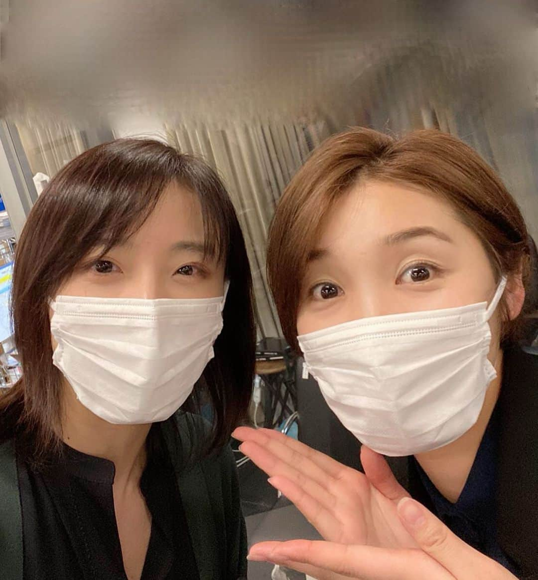 鳳真由さんのインスタグラム写真 - (鳳真由Instagram)「ちょっとお休み期間長かったのですが、ここから思い出写真ぽつぽつと載せていきたいと思いますっ！  もはや懐かしのお稽古場に遡り‥  これまた奇跡の再会😭✨  大空ゆうひ様！！！！ ツーショット！！！ きゃー！！  この写真を撮ってから早く世に出したい‥と うずうずうずうずしておりました笑笑  少しだけご一緒できた花組時代、 『太王四神記』 でゆうひさんのヨン・ホゲ役を新人公演でさせて頂きまして‥ 右も左も分からない未熟すぎる私を 冷静に、的確に、お優しく、ユーモアを交えて導いてくださり  それから組替えされた後も劇団でお会いすると優しくお声をかけてくださり その度にハートを撃ち抜かれておりました‥  一見クールで近寄りがたい‥と思いきや 満面の笑顔で対応してくださる  そのギャップに 今も昔も 心臓が持たないほど 心惹かれまくり  またこのお稽古場でもその気持ちが再燃してしまいました。  しかし今回、舞台ではご一緒しないものの なんとゆうひ様は私の息子役‥  渋い顔をしながら 『ルドルフ！お前は‥』 とお説教する場面では  なんとも言えない緊張‥というか私が！あの！ゆうひ様を 叱っているーー  と脳内がこんがらがりましたが  生涯忘れられぬ思い出となりました。  本当にありがとうございました。  相変わらずカッコよく、お美しく、お洒落で スマートなゆうひさん  本当にお稽古場で、 OGの皆様の底力、地力を目の当たりにした日々でしたが  その中で今も昔も 憧れのど真ん中を突き進んでらっしゃるゆうひさん💓  再会できてとっても嬉しかったです‼︎  #目指せ1日1投稿2021 ↑本当に目指してる?  #大空ゆうひ　さま  #エリザベートガラコンサート」5月13日 19時21分 - ootorispecialpanic