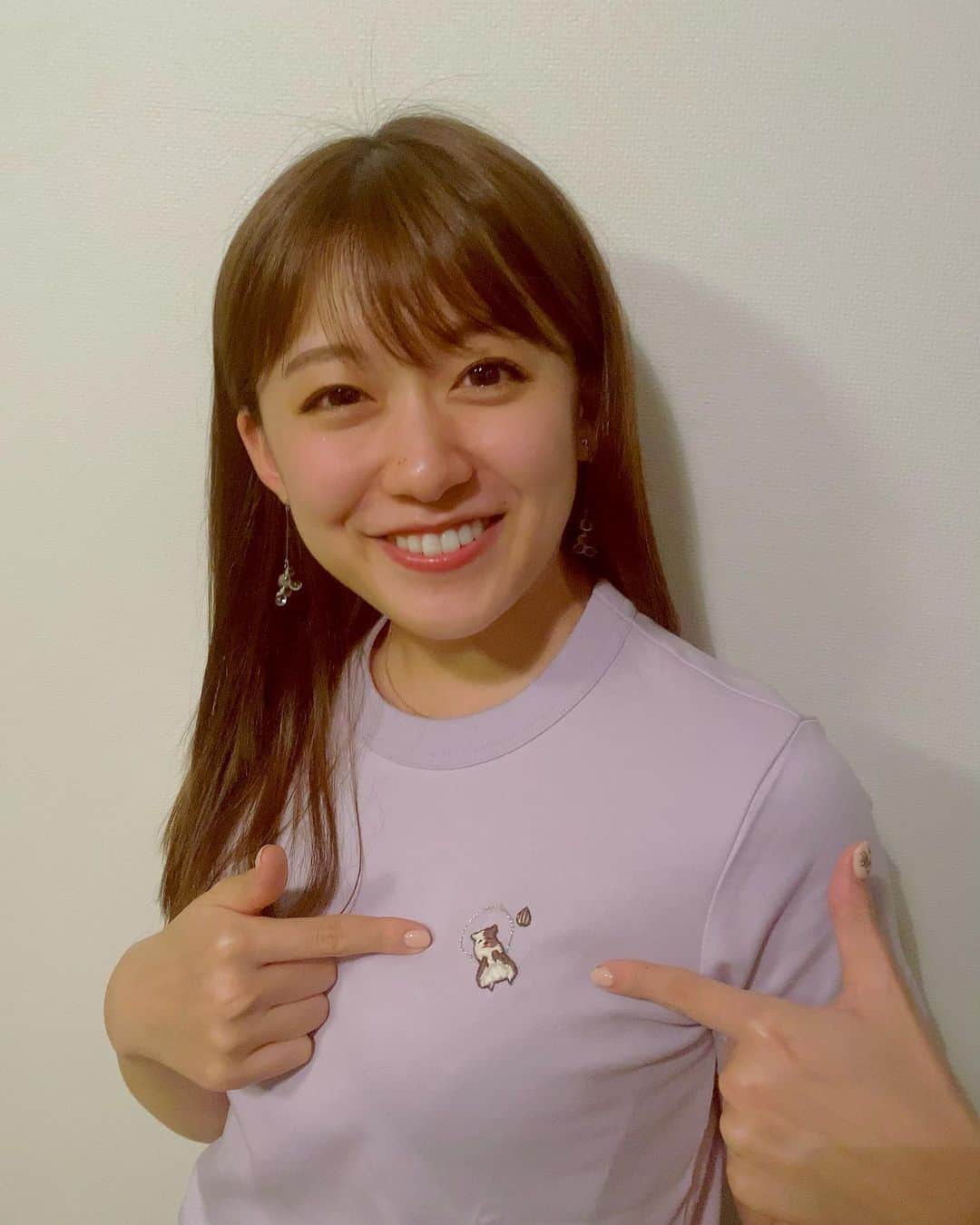 尾崎里紗のインスタグラム：「最近とても嬉しかったお話🌱 岩本乃蒼さんとのこと  尾崎「ハムスターが宇宙で浮いてる夢見たんです。 絵の練習も兼ねて描きました！（写真２枚目）」 乃蒼さん「なにしてるの〜（笑）一応、ちょうだい！」  画像を送った数日後・・・  乃蒼さん「じゃーん、作ったよ！」 と、乃蒼さんが手に持っているTシャツをよく見ると・・  絵に描いたハムスターが胸元にいました🐹笑笑 . #岩本乃蒼さん　 #おうち時間で刺繍をぬいぬいしてくれたそう🪡 #始めたばかりだそうですが #クオリティがすごい👀 #きっと絵の雰囲気みて紫のTシャツにしてくれたんだろうなぁ #おもしろ嬉しいプレゼント🎁」