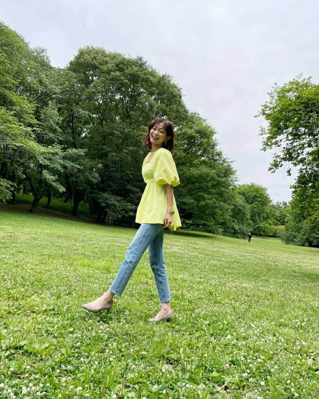 佐藤純さんのインスタグラム写真 - (佐藤純Instagram)「お友達がさらっと撮ってくれた自然な写真が素敵だった📷💕  ありがとー🙌❤  🌳を見ると登りたくなるのは昔からです🤣  黄色のトップスは、 @graceclassofficial  バックスタイルも可愛いの❤  デニムは、@yanuk_official  パンプスは、@rockport_jp  #graceclass #グレースクラス #ファッション #カジュアルコーデ #私服 #fashion #ootd #デニム #yanuk #ヤヌーク #ヤヌークデニム #パンプス #rockport #ロックポート #ママ #ママモデル #モデル #mama #mamamodel #model」5月13日 19時38分 - junsatoidea