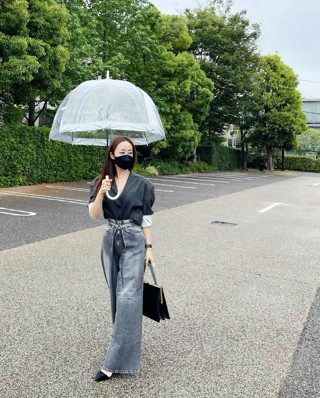 神崎恵さんのインスタグラム写真 - (神崎恵Instagram)「雨の朝☔️ メイクはスタジオでするので、 日焼け止めだけ塗りマスク。 今日は肌寒い1日でした。 明日は夏日になるとか。 忙しい〜☀️☔️  body suits jacket #johnlawrencesullivan denim #johnlawrencesullivan  shoes #jimmychoo  earring #enasoluna bag #celine」5月13日 19時45分 - megumi_kanzaki