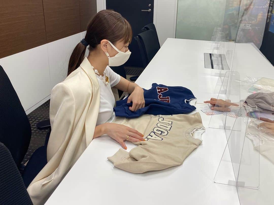 近藤千尋のインスタグラム：「今日はもう秋服のプロデュースの 打ち合わせでした🍁 可愛い子供服が続々と出来てます❤️ @ajuga.shop  大人気のリュック、トートも 発売していますので、 是非サイトをチェックしてみてね✨  明日はラヴィット @tbs_loveit 🥰 朝8:00からTBSでございます📺  子供達はもう寝てくれたから マッサージして私も寝よう✌️💖  あ、YouTube週に3回撮るのが目標❗️笑 #今週は達成したよ 更新してなさすぎるので 自分でここに宣言します❗️笑🙆‍♀️🙆‍♀️🙆‍♀️🙆‍♀️  チャンネル登録お願いします☺️☺️☺️ #ちぴちゅーぶ」