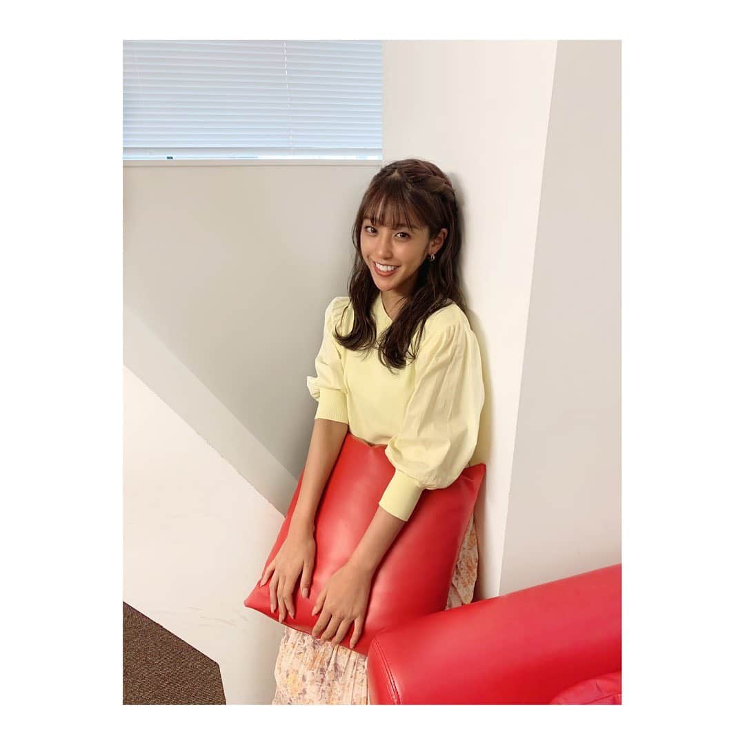 岡副麻希さんのインスタグラム写真 - (岡副麻希Instagram)「.﻿ すっぽり🤷🏽‍♀️❤️💛﻿ ﻿ そういえば、またおうち時間が長くなり﻿ クッションカバー、寝具系を一新したくて﻿ 最近ずっとネットぐるぐるしています笑﻿ ﻿ 優柔不断すぎて全然決まらないのです😤🌟﻿ ﻿ まず何色系にしよう〜👼🏻🤍☁️🦥 #そこから笑﻿ ﻿ #おうち時間﻿ ﻿ 衣装﻿ ﻿#poolstudioalivier」5月13日 19時52分 - maki_okazoe_official