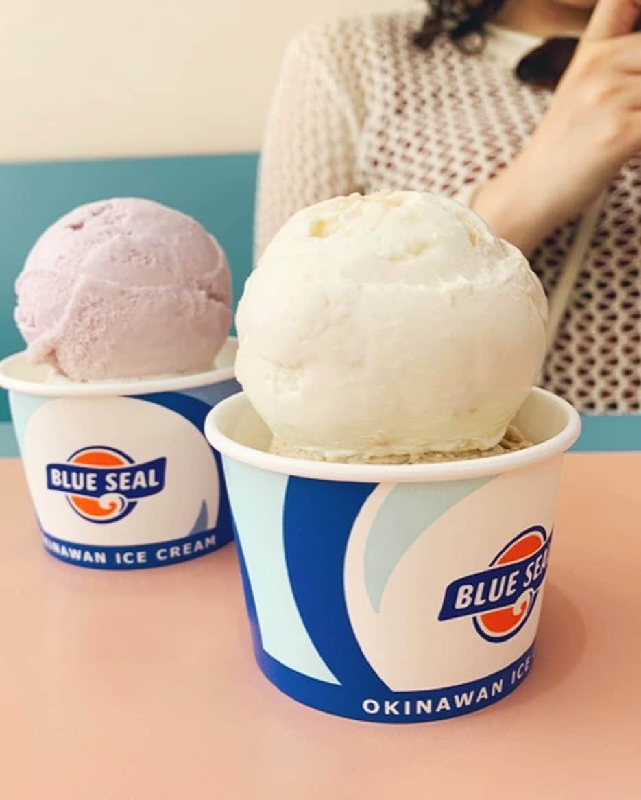 高辻千夏さんのインスタグラム写真 - (高辻千夏Instagram)「ひとくち食べる？ 🍨💕﻿ ﻿ ﻿ ﻿ ﻿ アイスは、BLUESEALの塩ちんすこうが一番好きー❤︎﻿ ﻿ ﻿ 紅イモと、琉球ロイヤルミルクティー味も美味しかった🍠﻿ ﻿ ﻿ ﻿ 最近は須磨にもブルーシールの新店舗ができたらしいけど、﻿ 凄い人気で、1時間待ちくらいの行列なんやって🤯！﻿ ﻿  ﻿ ブルーシールは、沖縄で食べるのが1番美味しい🤣﻿ ﻿ ﻿ ﻿#過去pic #ブルーシール #沖縄 #blueseal #icecream #アイス #アイス部 #グルメ女子 #沖縄グルメ #沖縄スイーツ」5月13日 20時09分 - chinatsujk