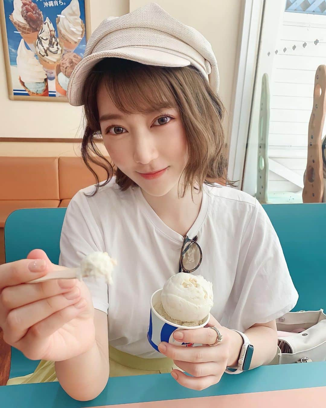 高辻千夏のインスタグラム：「ひとくち食べる？ 🍨💕﻿ ﻿ ﻿ ﻿ ﻿ アイスは、BLUESEALの塩ちんすこうが一番好きー❤︎﻿ ﻿ ﻿ 紅イモと、琉球ロイヤルミルクティー味も美味しかった🍠﻿ ﻿ ﻿ ﻿ 最近は須磨にもブルーシールの新店舗ができたらしいけど、﻿ 凄い人気で、1時間待ちくらいの行列なんやって🤯！﻿ ﻿  ﻿ ブルーシールは、沖縄で食べるのが1番美味しい🤣﻿ ﻿ ﻿ ﻿#過去pic #ブルーシール #沖縄 #blueseal #icecream #アイス #アイス部 #グルメ女子 #沖縄グルメ #沖縄スイーツ」