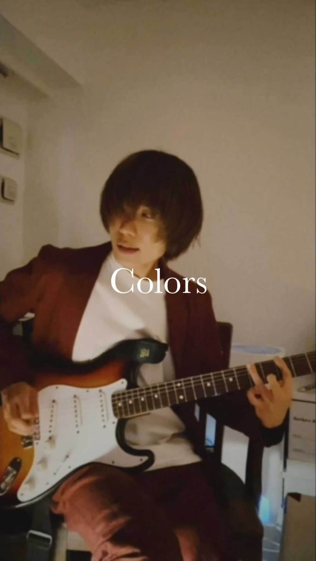 ソラのインスタグラム：「【本人弾いてみた】﻿ パズドラクロスOPテーマ﻿ 3rd single 「Colors」のギターを弾きました。﻿ ﻿ これまた中々忙しい曲です。﻿ 今思えばこの曲きっかけでアレンジ力がまた一段と上がった様な気がしてます。﻿ エモーでキャッチーでロックに仕上がってるので最後までご覧ください。﻿ ﻿ そして、5/30の自主企画「YUTORARE」の開催を決定しました。﻿ 音楽以外の色んな事を考えなくちゃいけなくて﻿ 2度もツアーが中止になってるから﻿ もうダメかもって思ってたら事務所より開催の連絡が来た。﻿ とっても考えてくれたんだと思う。﻿ 僕たちアーティストの事を想って開催を決めてくれた各所スタッフに向けて﻿ そして勇気を持って会場に来てくれるみんなに向けて﻿ 全力の愛情注ぎたいです。﻿ ﻿ ﻿ ﻿ ﻿ ﻿ ﻿ ------------------------------------﻿ Lenny code fiction Presents.﻿ 【YUTORARE】&【讃咬-SANGAMI-】﻿ チケット情報🔥﻿ ﻿ 同世代2マンライブ﻿ 【YUTORARE】﻿ 5.30(日)@SHIBUYA CLUB QUATTRO﻿ OPEN : 16:00 / START : 17:00﻿ 前売り ¥3.500- / 当日 ¥4,000-﻿ ﻿ プレイガイド : ﻿ ﻿ 【一般】﻿ 3/27(土)10:00~5/29(土)23:59﻿ ﻿ ーーーーーーーー﻿ ﻿ 先輩との2マンライブ﻿ 【讃咬-SANGAMI-】﻿ 6/20(日)@SHIBUYA WWW X﻿ OPEN : 16:00 / START : 17:00﻿ 前売り ¥3.500- / 当日 ¥4,000-﻿ ﻿ プレイガイド : ﻿ ﻿ 【一般】﻿ 3/27(土)10:00~6/19(土)23:59﻿ ﻿ https://www.lennycodefiction.com/live/﻿ ﻿ ﻿ ﻿ ﻿ ﻿ ﻿ ﻿ ﻿ ﻿ ﻿ ﻿ #lennycodefiction﻿ #弾いてみた﻿ #colors﻿ #パズドラクロス﻿ #OPテーマ﻿ #yayay﻿ #セットアップ﻿ #ワインレッド﻿ #guitar﻿ #guitarist﻿ #fender﻿ #fenderjapan﻿ #stratocaster﻿ #rock﻿ #rocknroll﻿ #dgrayman﻿ #dgraymanhallow﻿ #dグレ﻿ #dハロ﻿ #sorastyle﻿ #portrait ﻿ #僕のヒーローアカデミア﻿ #gigs﻿ #dairiku﻿ #mensfashion﻿ #ootd ﻿ #follow ﻿ #heroaca_a﻿ #myheroacademia﻿ #fireforce」